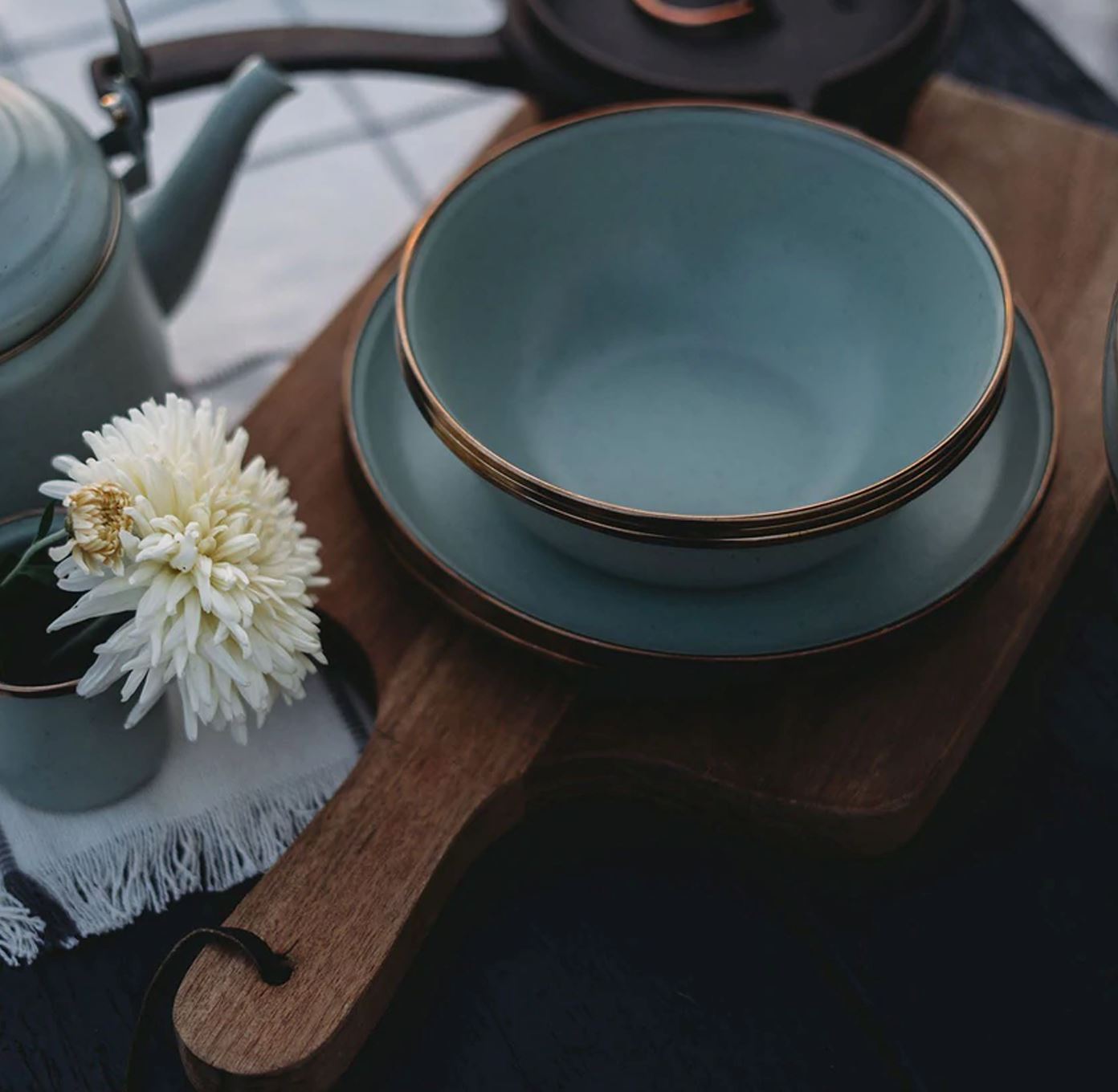 Vintage Style Enamelware Dining Set - 16-Piece Dinnerware Collection with Plates, Bowls & Mugs - Durable & Lightweight for Camping, Picnics & Outdoor Dining - Mint Green Retro Kitchenware