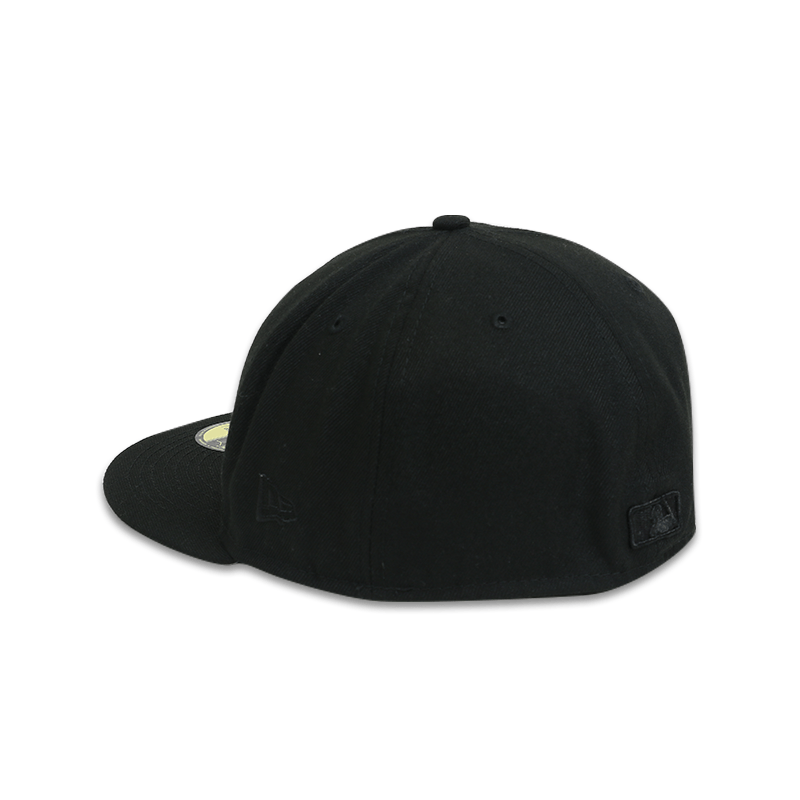 New Era New York Yankees Blackout Basic 59FIFTY Fitted Hat - Official MLB Baseball Cap for Men & Women - Perfect for Games, Streetwear & Sports Fans