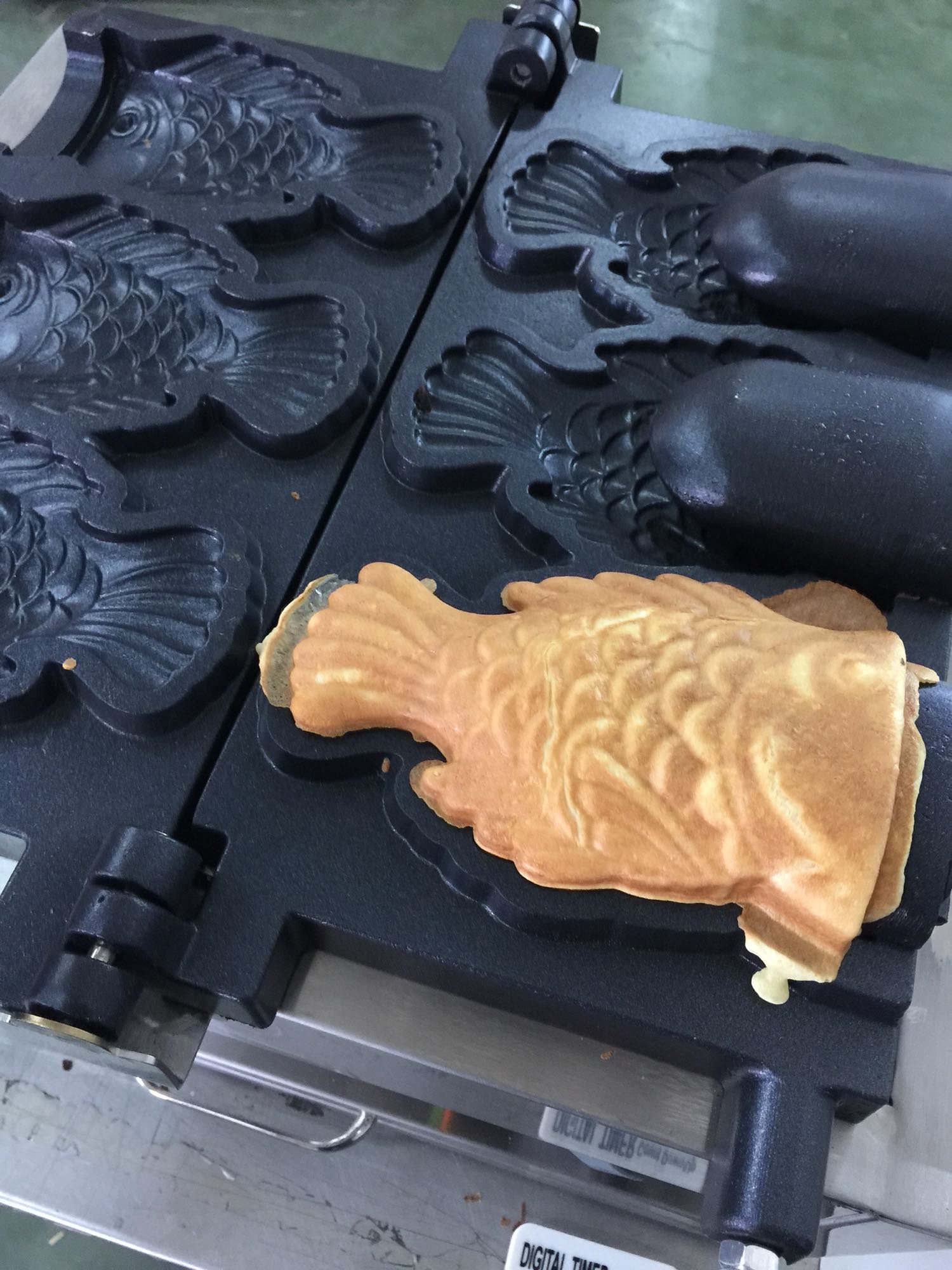Commercial Electric Taiyaki Fish Waffle Maker - 3-Cavity Nonstick 110V, 180° Opening - Perfect for Ice Cream, Red Bean Paste & Sweet Fillings - Ideal for Cafes, Dessert Shops & Home Baking