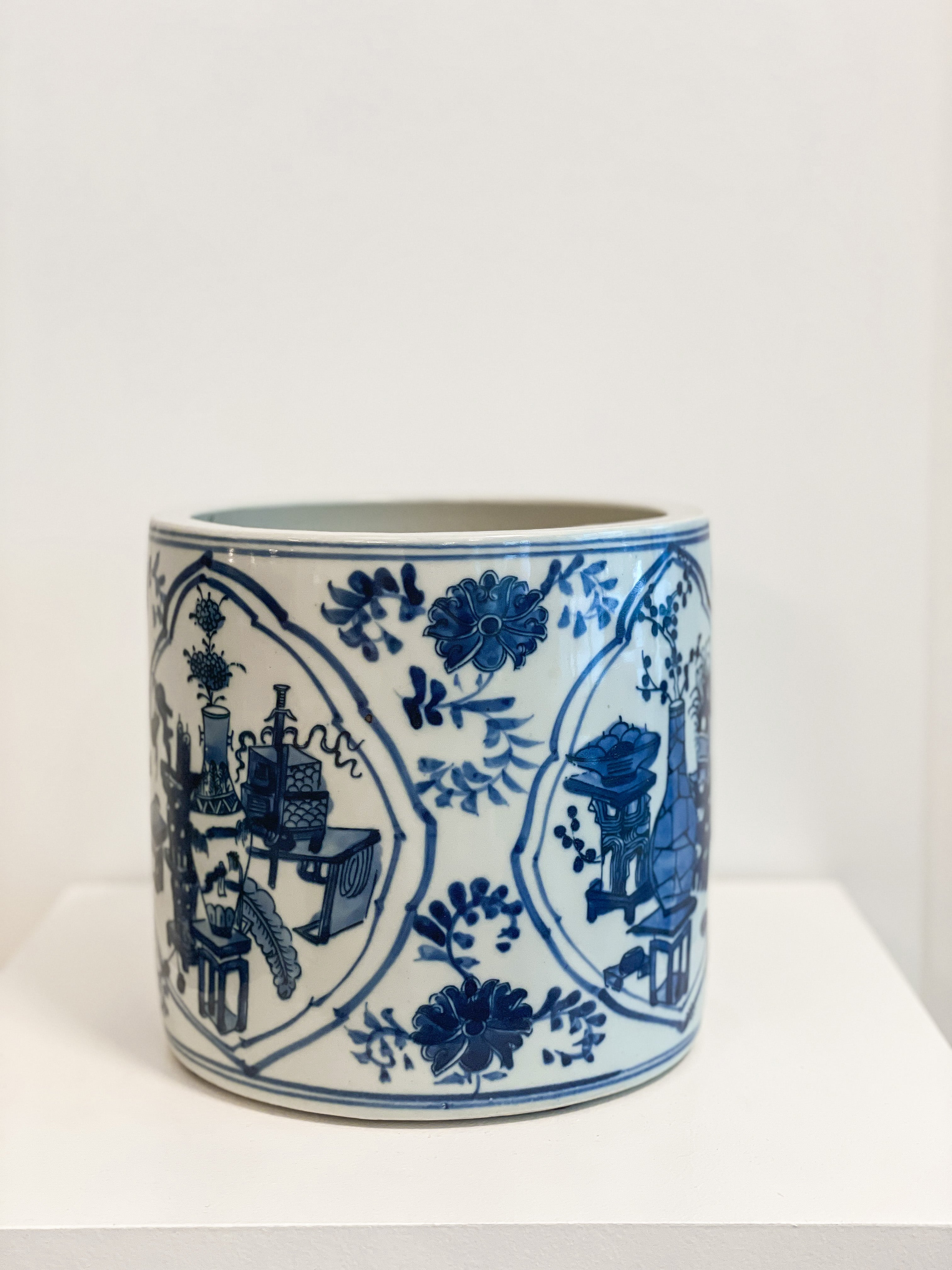Blue and White Quatrefoil Ceramic Brush Holder - Elegant Desk Organizer for Pens, Makeup Brushes, and Office Supplies - Perfect for Home, Office, and Gift Giving