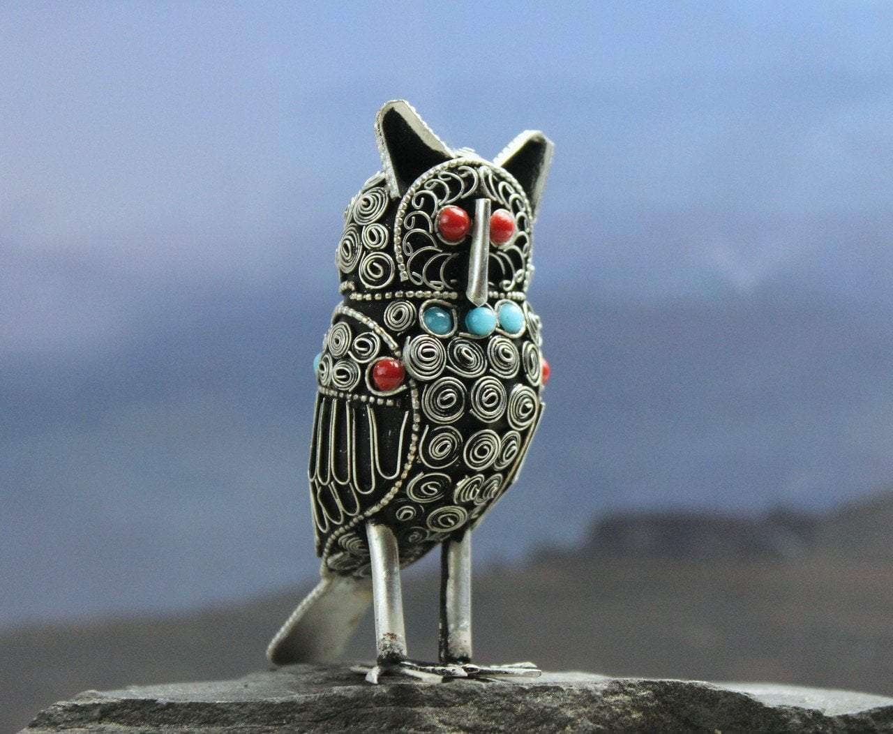 Handmade Metal Owl Statue - Elegant Home & Garden Decor for Indoor & Outdoor Use - Perfect Gift for Bird Lovers & Nature Enthusiasts