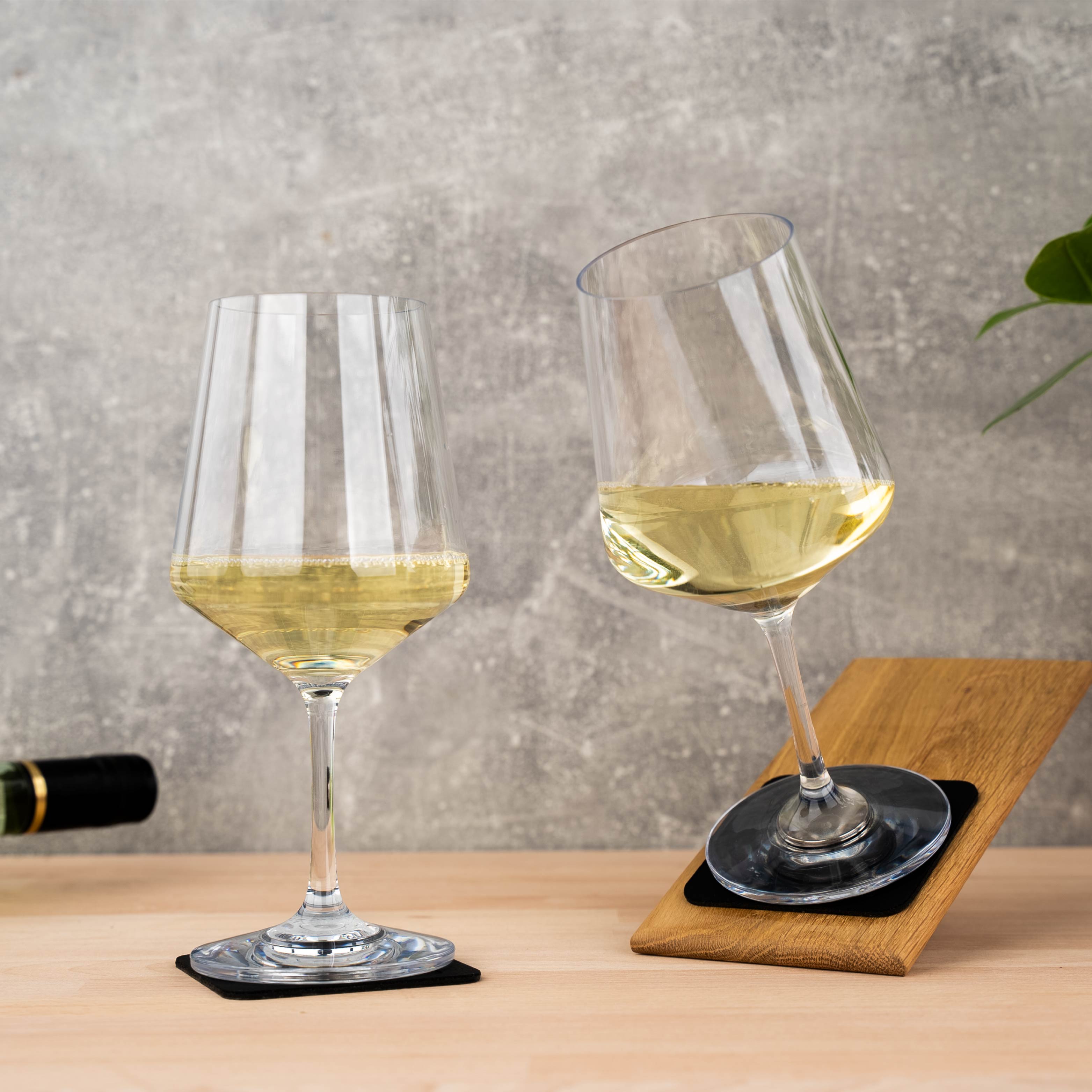 Premium Magnetic Plastic Wine Glasses Set - Shatterproof & Dishwasher Safe - Perfect for Outdoor Parties, Picnics, and Beach Vacations