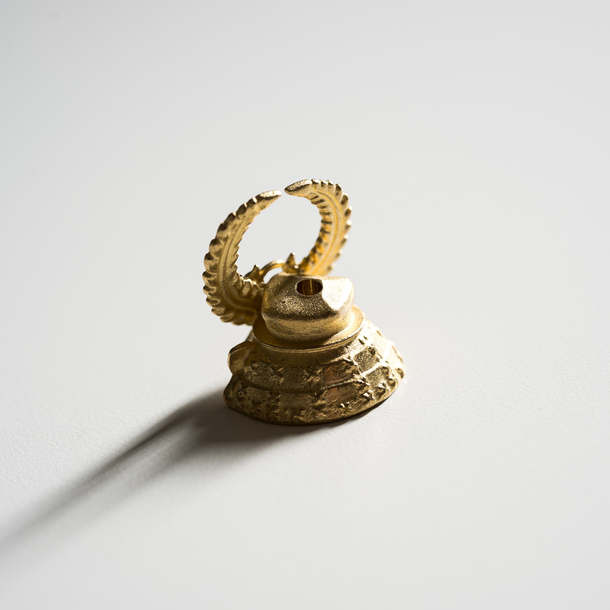 Premium Brass Incense Holder - Japanese Kabuto Helmet Design for Meditation & Home Decor | Zen & Aromatherapy Accessory