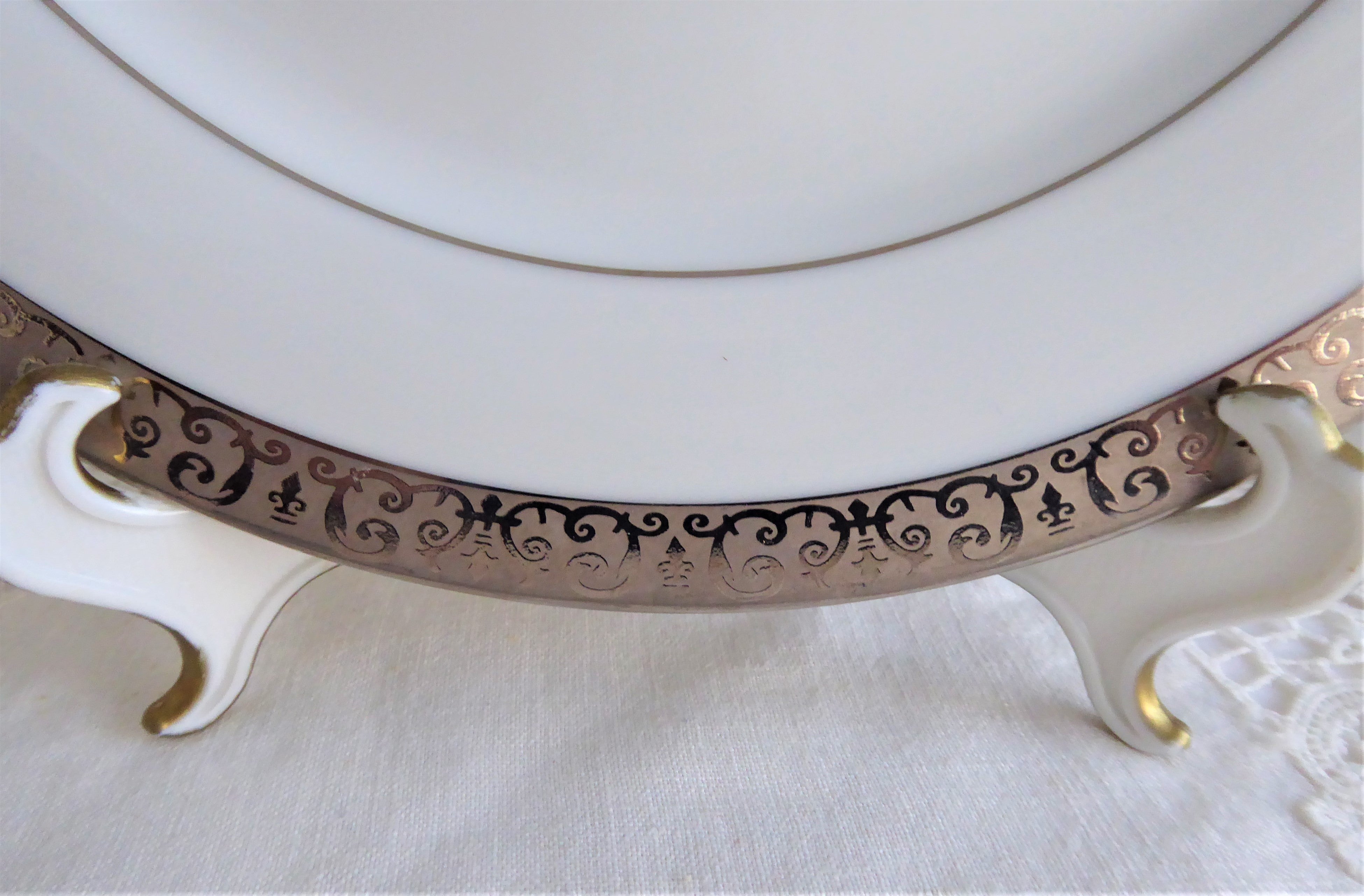 Elegant Platinum Embossed Teacup Salad Plate - Buffet Serving Dish with Decorative Border for Tea Parties, Afternoon Tea & Bridal Showers