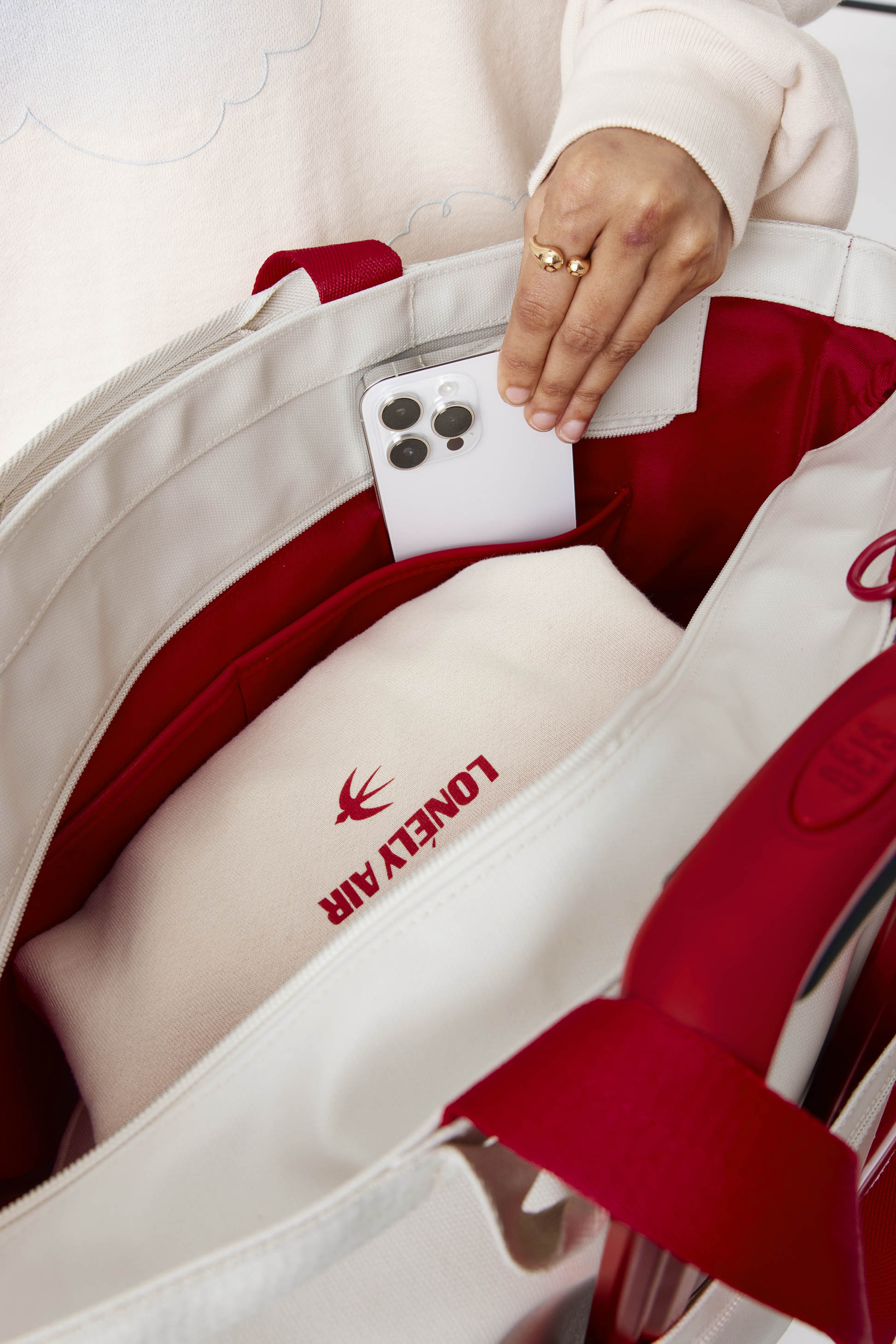 Premium Ghost White Travel Tote Bag - Waterproof & Spacious Carryall for Women | Perfect for Weekend Getaways, Beach Trips & Airplane Travel