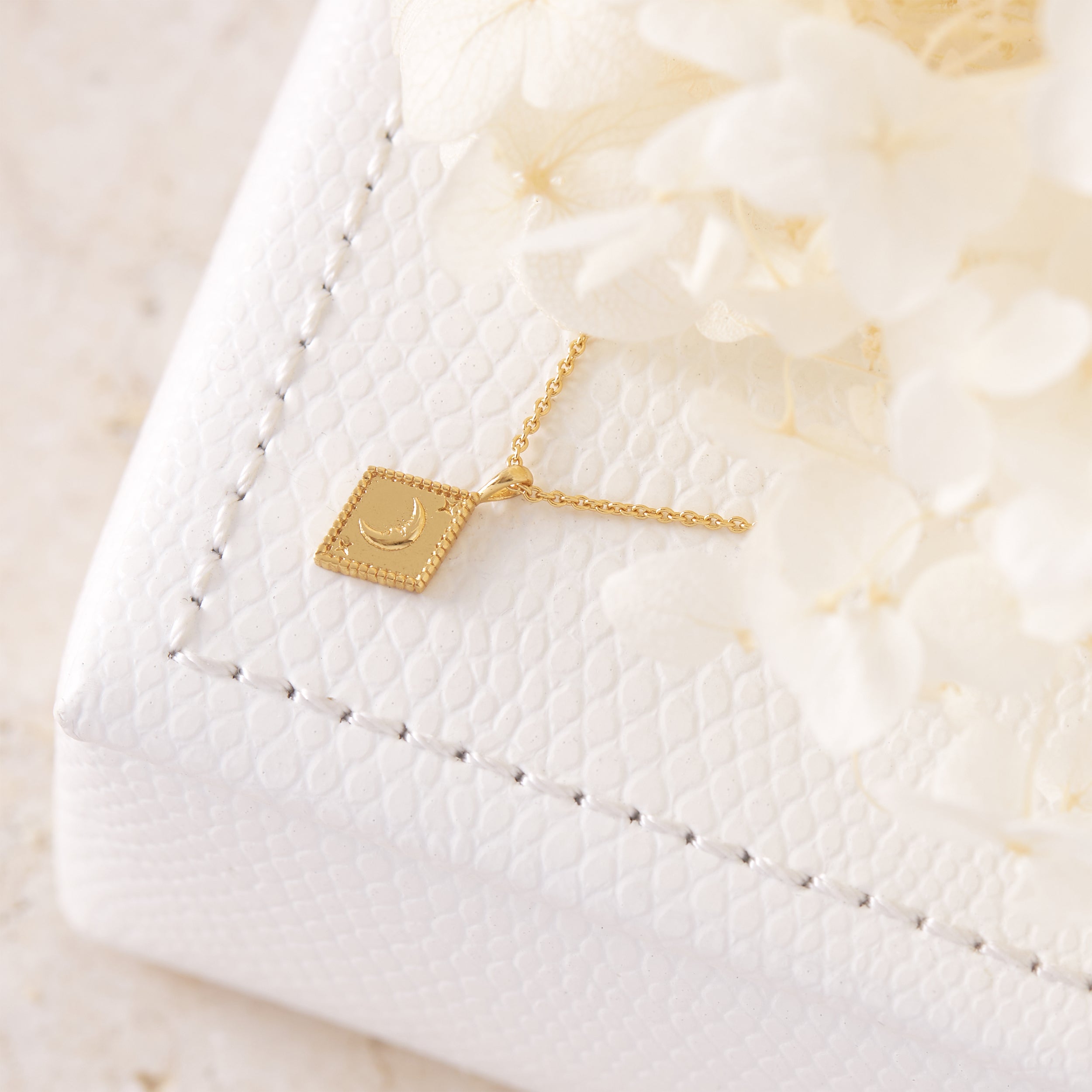 Solunar Necklace Gold - Elegant Celestial Jewelry for Women, Perfect for Everyday Wear & Special Occasions