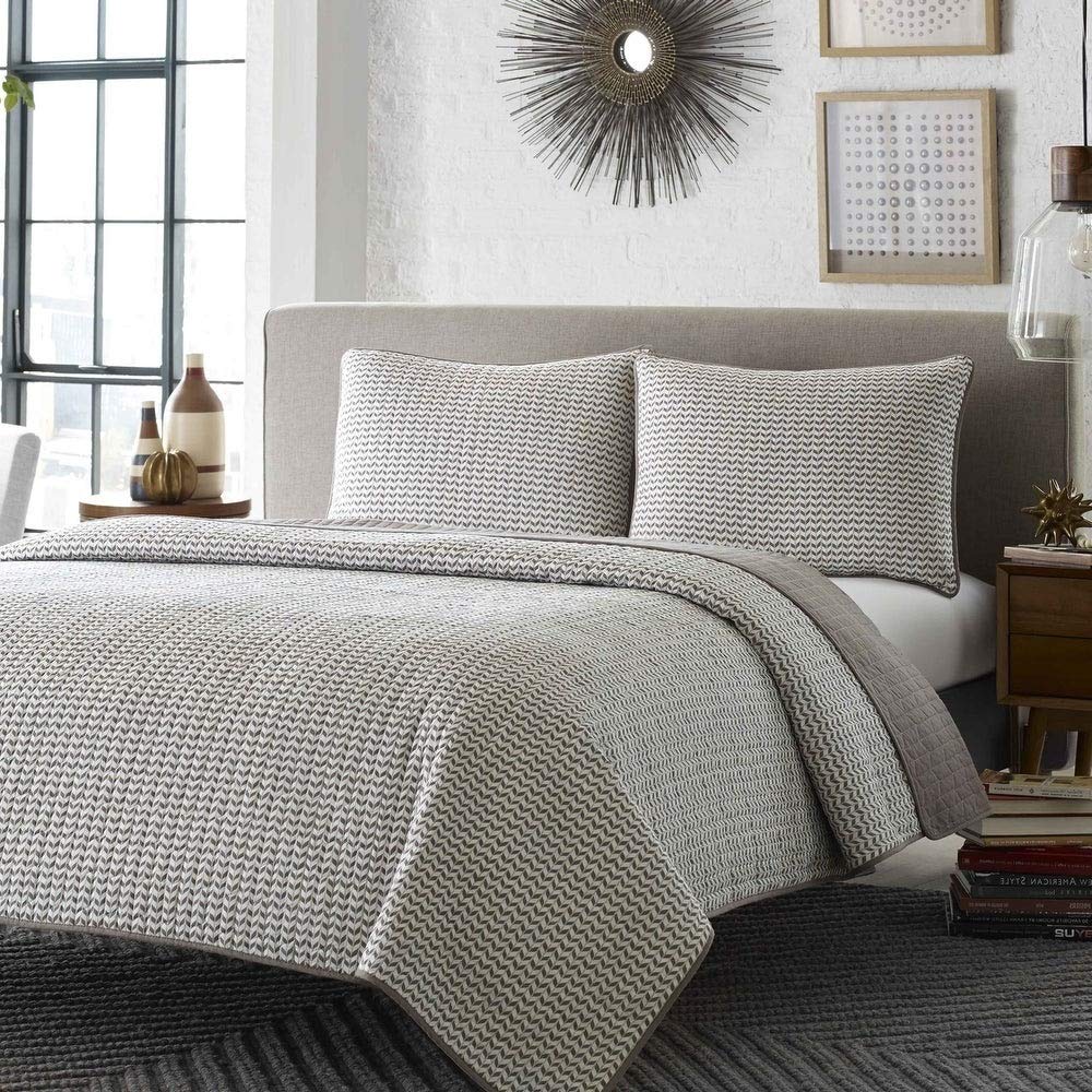 Mid-Century Modern 3-Piece Reversible King Size Quilt Set - Ultra Soft Lightweight Cotton Coverlet with Geometric Pattern in Taupe & Brown | Durable & Comfortable for Bedroom Decor, Guest Room, and Cozy Home Styling