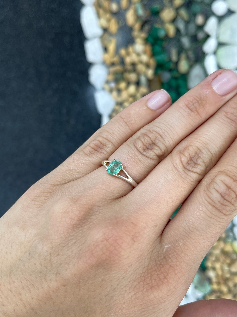 0.70ct Natural Light Spring Green Oval Cut Emerald Solitaire Ring in Sterling Silver with Split Shank Design - Perfect for Engagement, Anniversary, and Special Occasion Jewelry Gifts