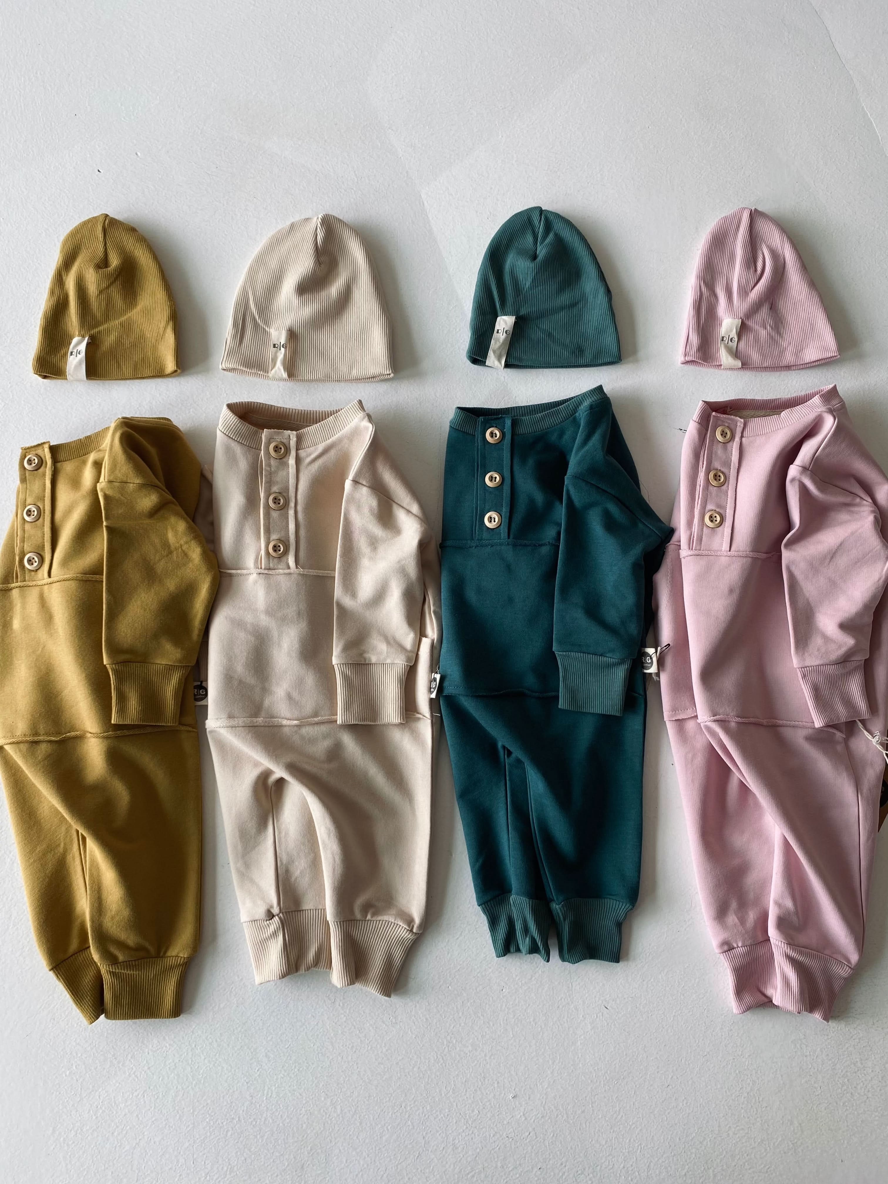 Baby Front Pocket Kangaroo Hooded Romper & Beanie 2-Piece Set - Soft & Cozy Outfit for Newborns, Infants - Perfect for Playtime, Photo Shoots & Gifts