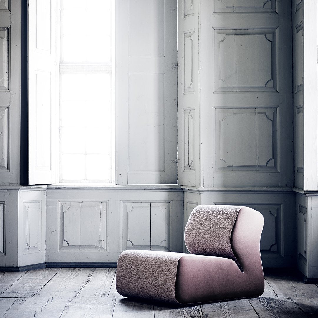 Hugo Lounge Chair - Modern Accent Chair for Living Room, Bedroom & Office - Comfortable Upholstered Armchair with Wooden Legs - Perfect for Relaxing, Reading & Decor