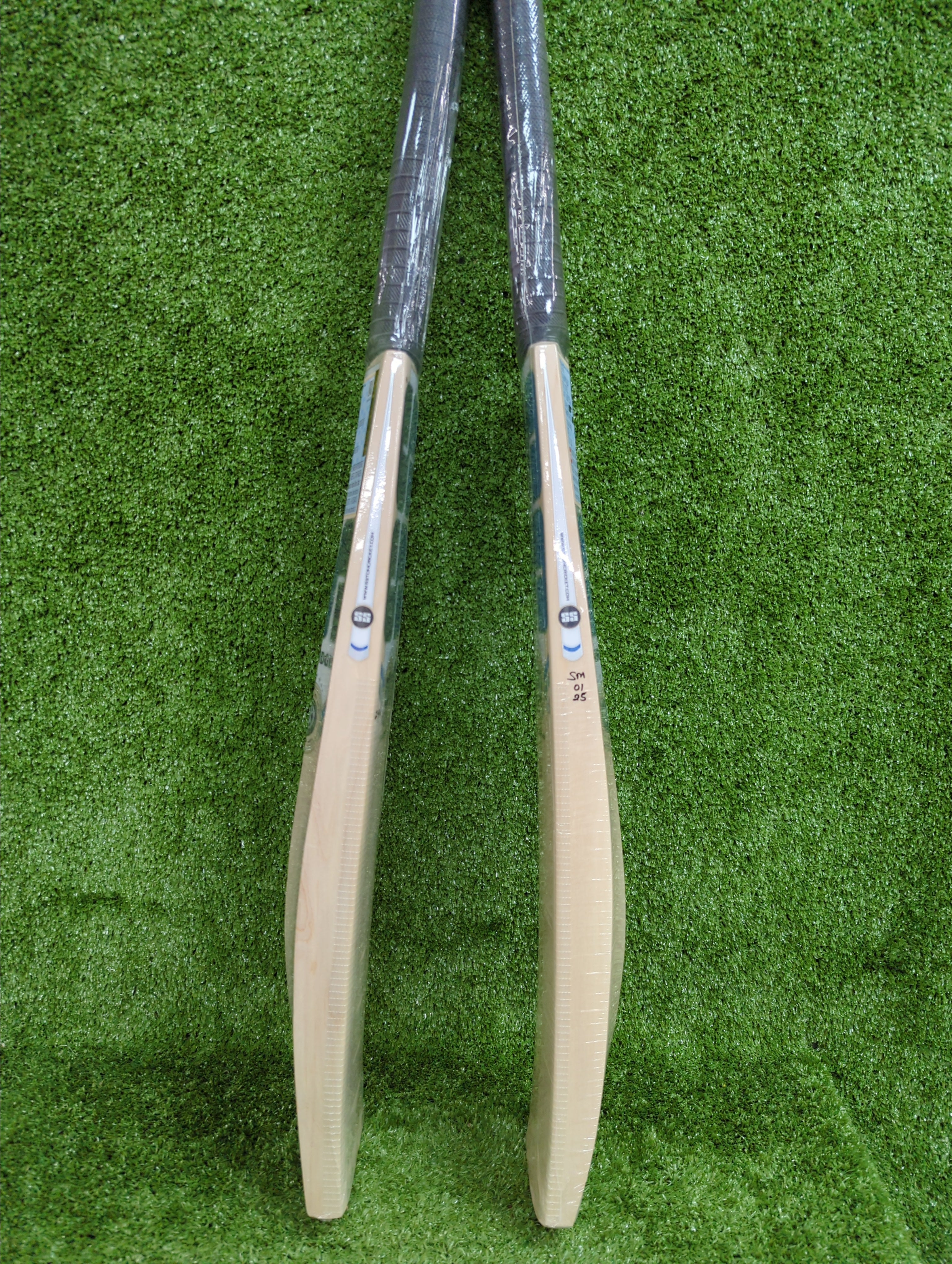 Premium SS Yuvi 20/20 Kashmir Willow Cricket Bat - Professional Grade Cricket Equipment for Practice & Matches - Perfect for Cricket Enthusiasts & Club Players