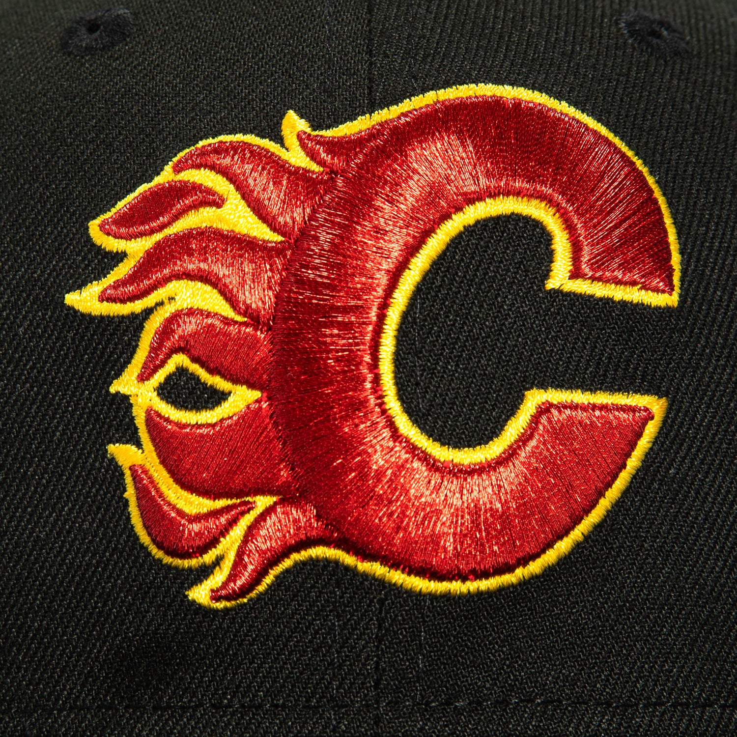 New Era 59Fifty Calgary Flames Team UV Protection Adjustable Snapback Hat - Black NHL Hockey Cap for Men & Women - Perfect for Games, Tailgating & Fan Gear Collection