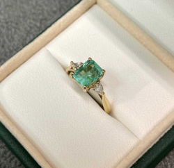 1.09 Carat 14K Gold 3 Stone Engagement Ring with Lab-Grown Diamonds & Natural Colombian Emerald - Classic Asscher Cut for Women - Perfect for Proposals, Anniversaries, and Special Occasions