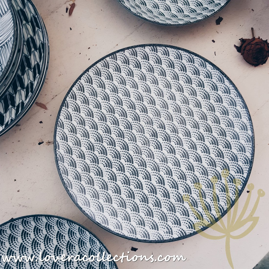 Awasaka Black & White Modern Waves Dinnerware Set - 16-Piece Porcelain Plates & Bowls for Stylish Dining - Perfect for Dinner Parties, Restaurant-Style Meals & Home Decor