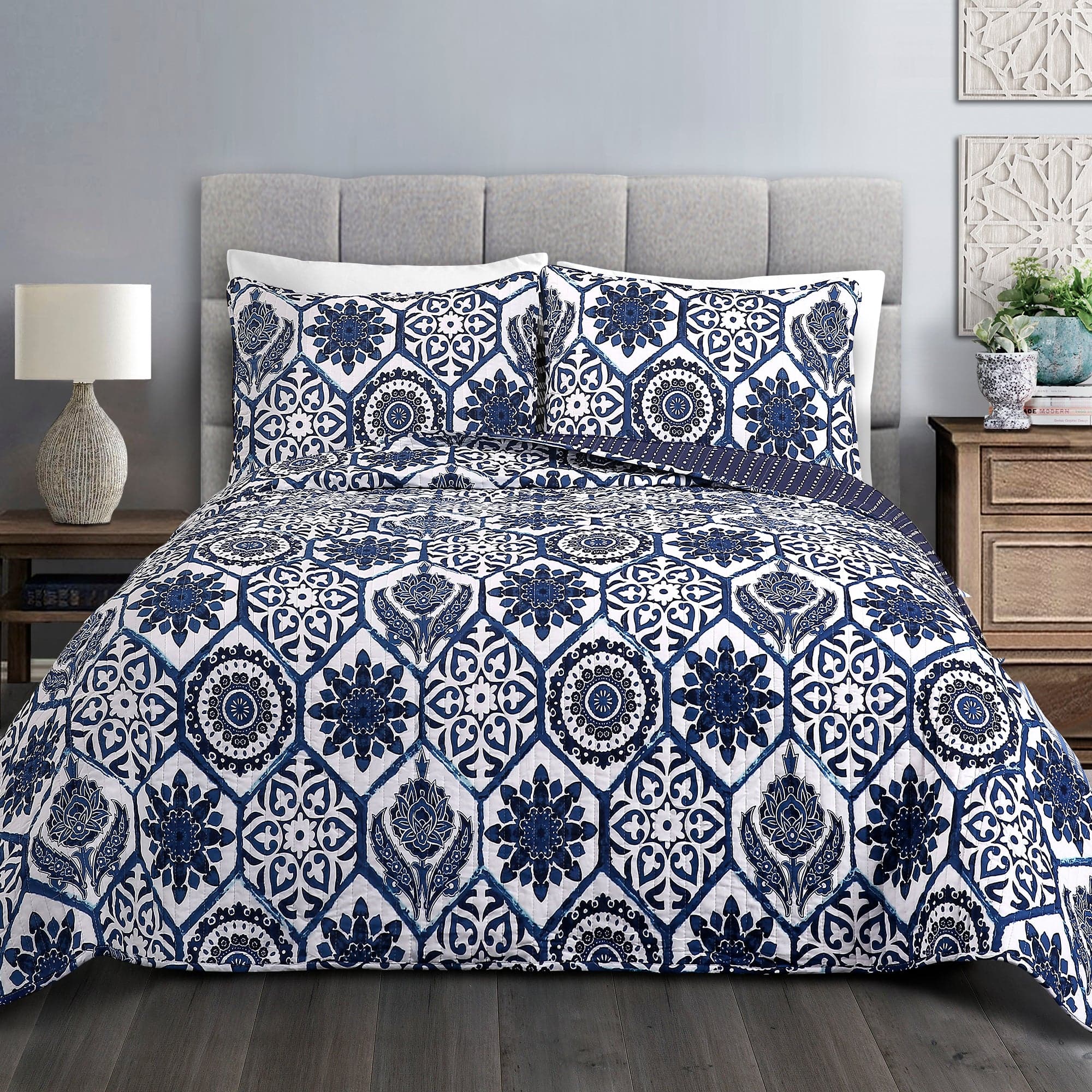 Marvel Superheroes Quilt Set - 3 Piece Bedding Comforter with Spider-Man, Iron Man & Captain America - Perfect for Kids' Room, Dorm & Superhero Fan Gifts
