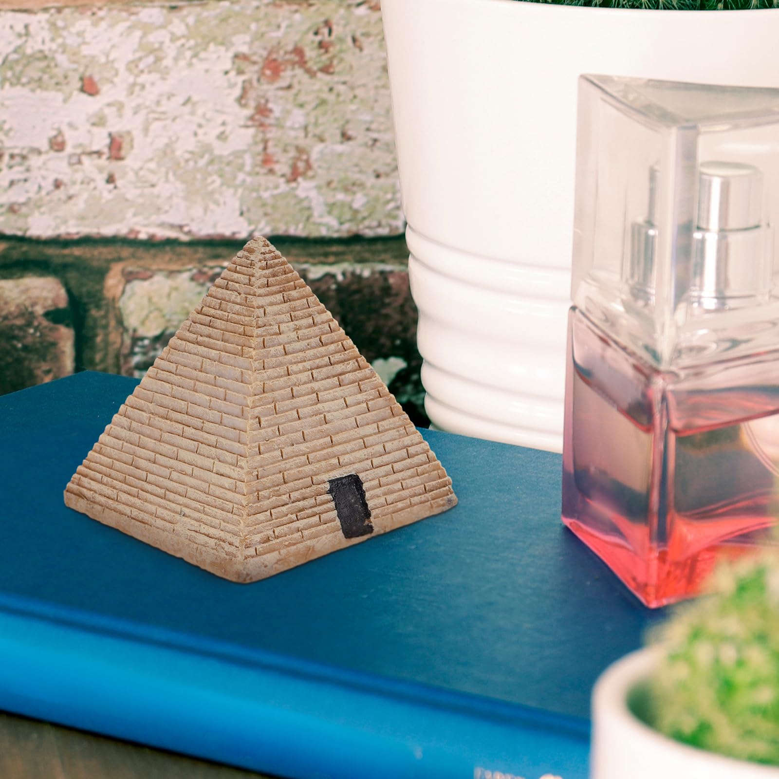 Yardwe 2pcs Mini Pyramid Decor - Egyptian Resin Crafts for Home & Car Display