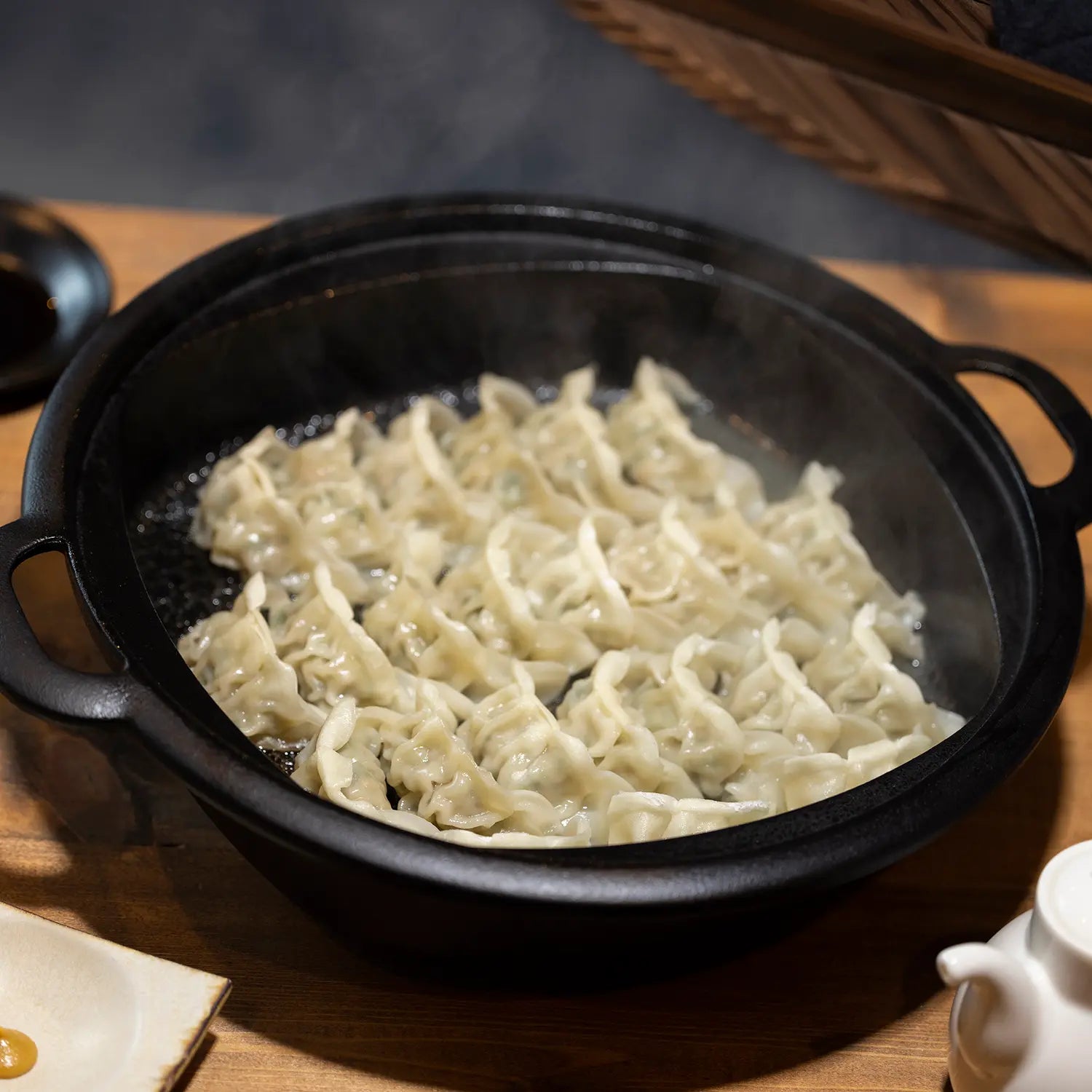 Premium Iwachu Nambu Cast Iron Sukiyaki & Gyoza Pan with Wooden Lid - Authentic Japanese Cookware for Hot Pot, Dumplings & Tabletop Cooking - Perfect for Home Dining & Entertaining