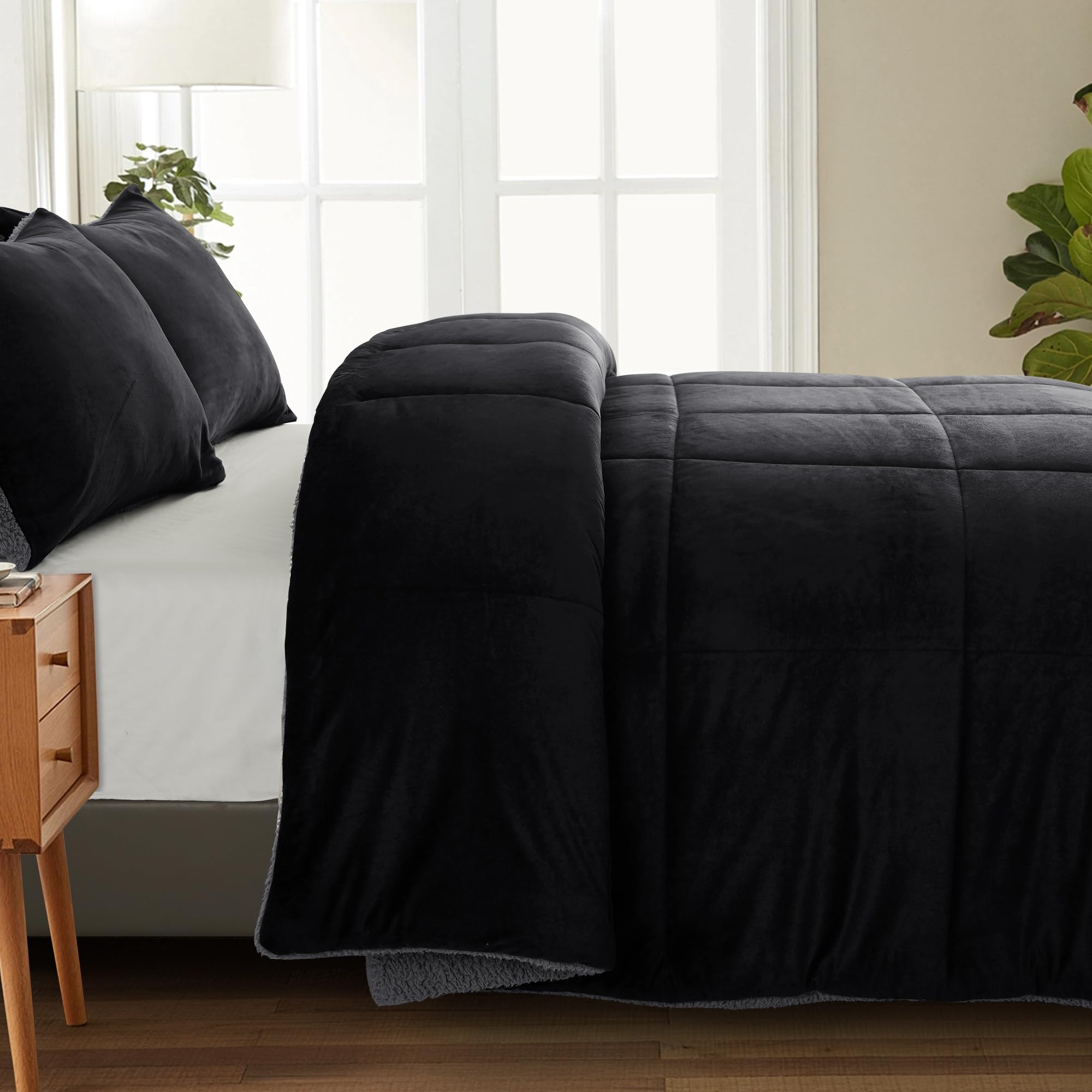 **BEDHOURS Queen Comforter Set - Ultra Soft Micromink & Sherpa Reversible Comforter with 2 Pillowcases - Plush Down Alternative Bedding for Winter Warmth (Black, Queen Size) - Perfect for Cozy Nights & Cold Weather**