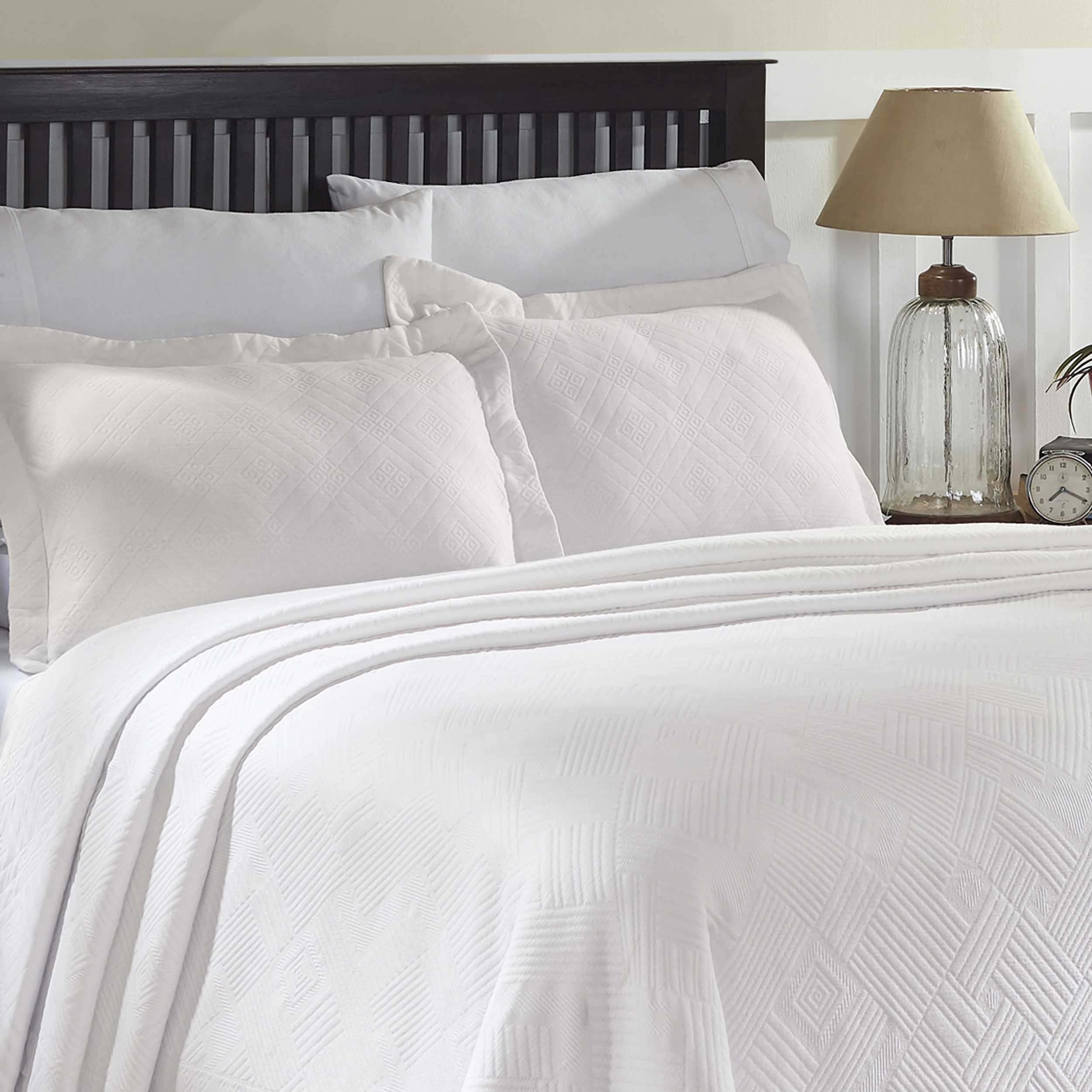 Geometric Fret Cotton Jacquard Matelasse Scalloped Bedspread Set - Queen Size Luxury Bedding for Modern Bedrooms | Perfect for Guest Rooms & Master Suites