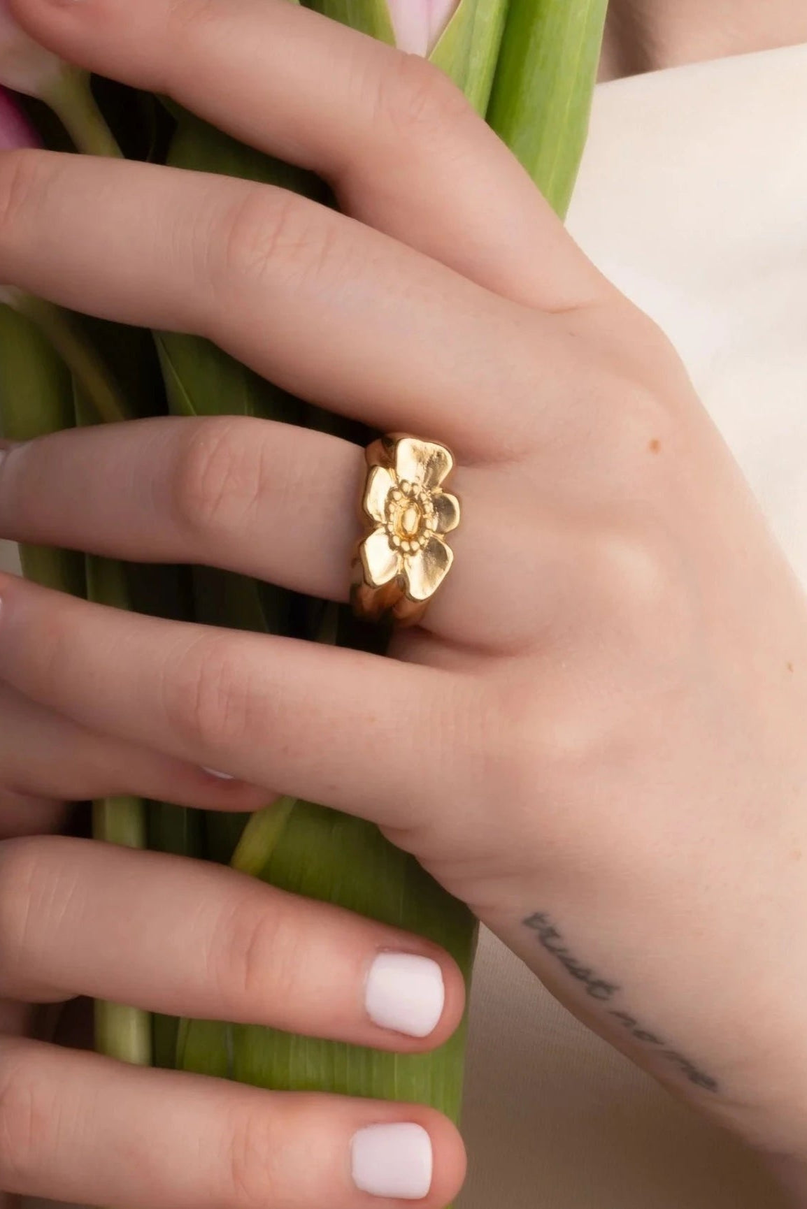 Elegant Floral Signet Ring for Women - Vintage Gold Plated Flower Design Band - Perfect for Weddings, Anniversaries & Everyday Fashion Jewelry