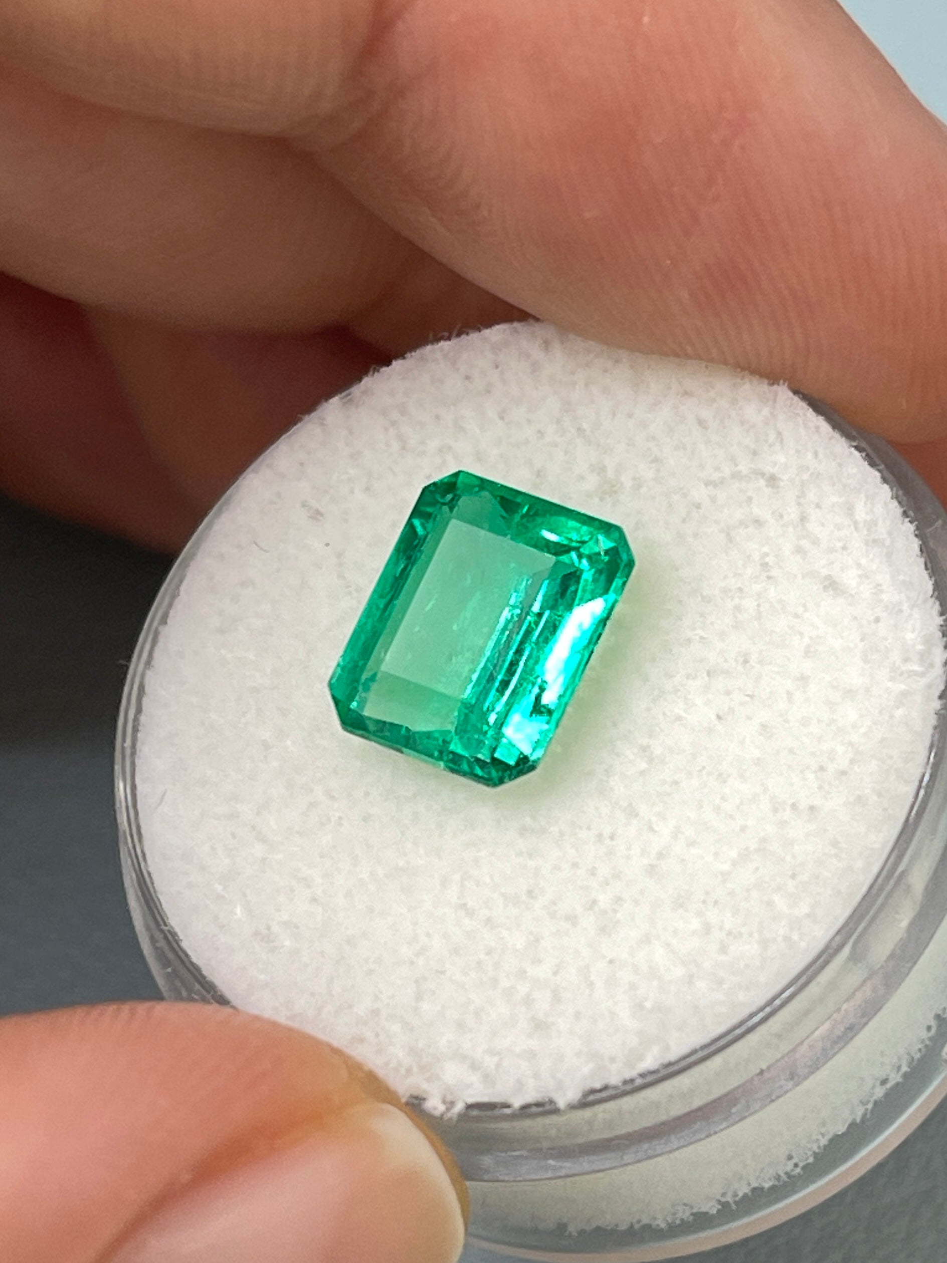 2.85 Carat 9.4x8mm Natural Colombian Loose Emerald Gemstone - Emerald Cut, Vivid Green Crystalline Clarity for Jewelry Making, Engagement Rings & Luxury Gifts