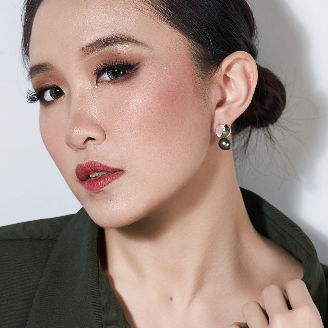 18K Gold Tahitian Pearl Earrings - Genuine Black Pearl Stud Earrings for Women, Luxury Jewelry Gift for Her, Perfect for Weddings, Parties & Special Occasions