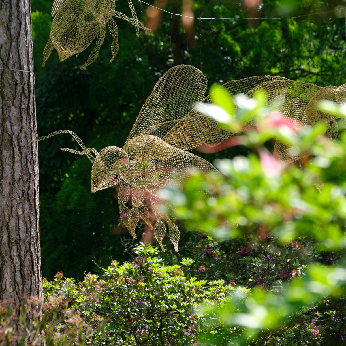 Large Bee Wire Mesh Sculpture - Outdoor Garden Art Decor for Patio, Yard, and Home Decoration