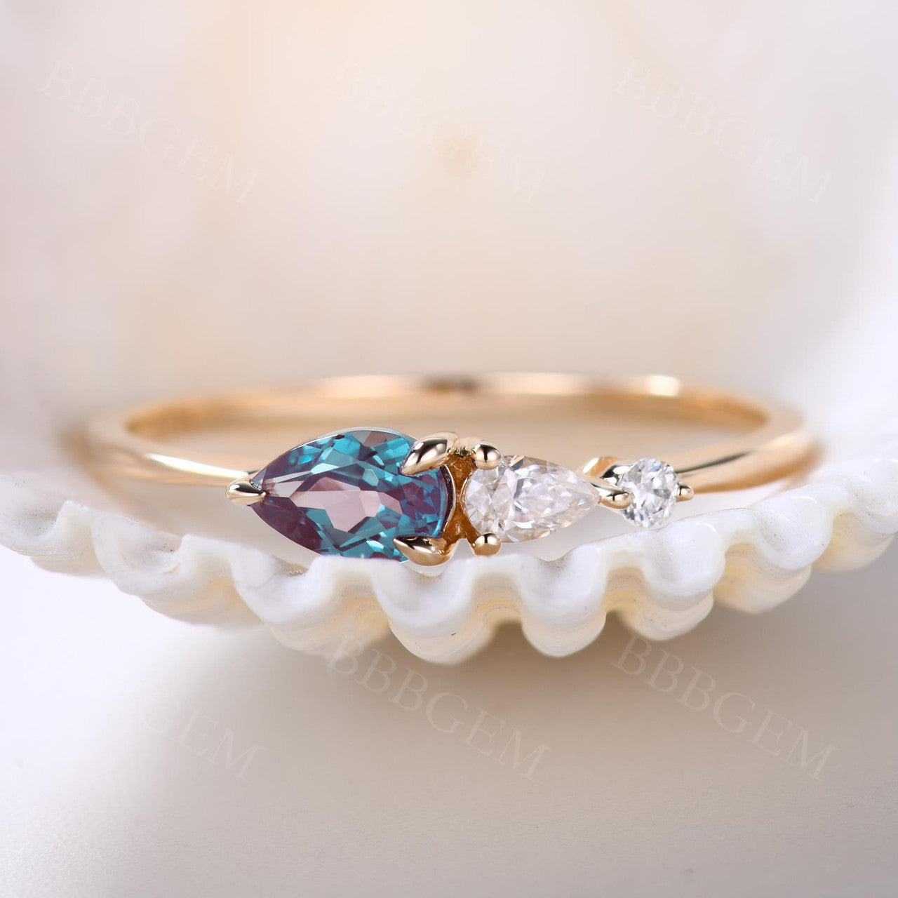 Exquisite Alexandrite & Moissanite Three-Stone Engagement Ring in Rose Gold – Perfect for Proposals, Anniversaries, and Special Occasions