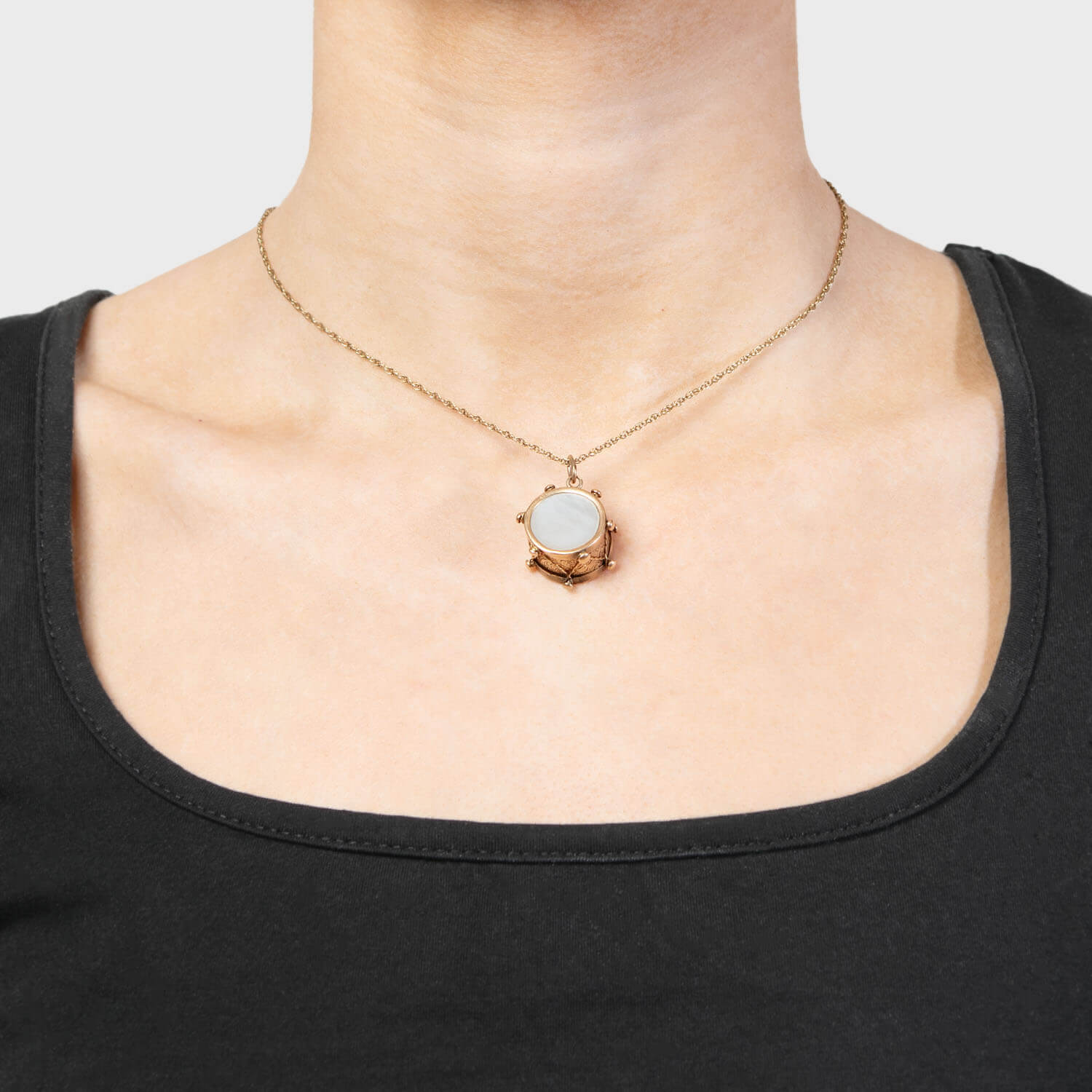14K Gold Retro Mother of Pearl Snare Drum Charm Pendant - Vintage Musical Jewelry Gift for Drummers & Music Lovers - Perfect for Necklaces, Bracelets & Special Occasions