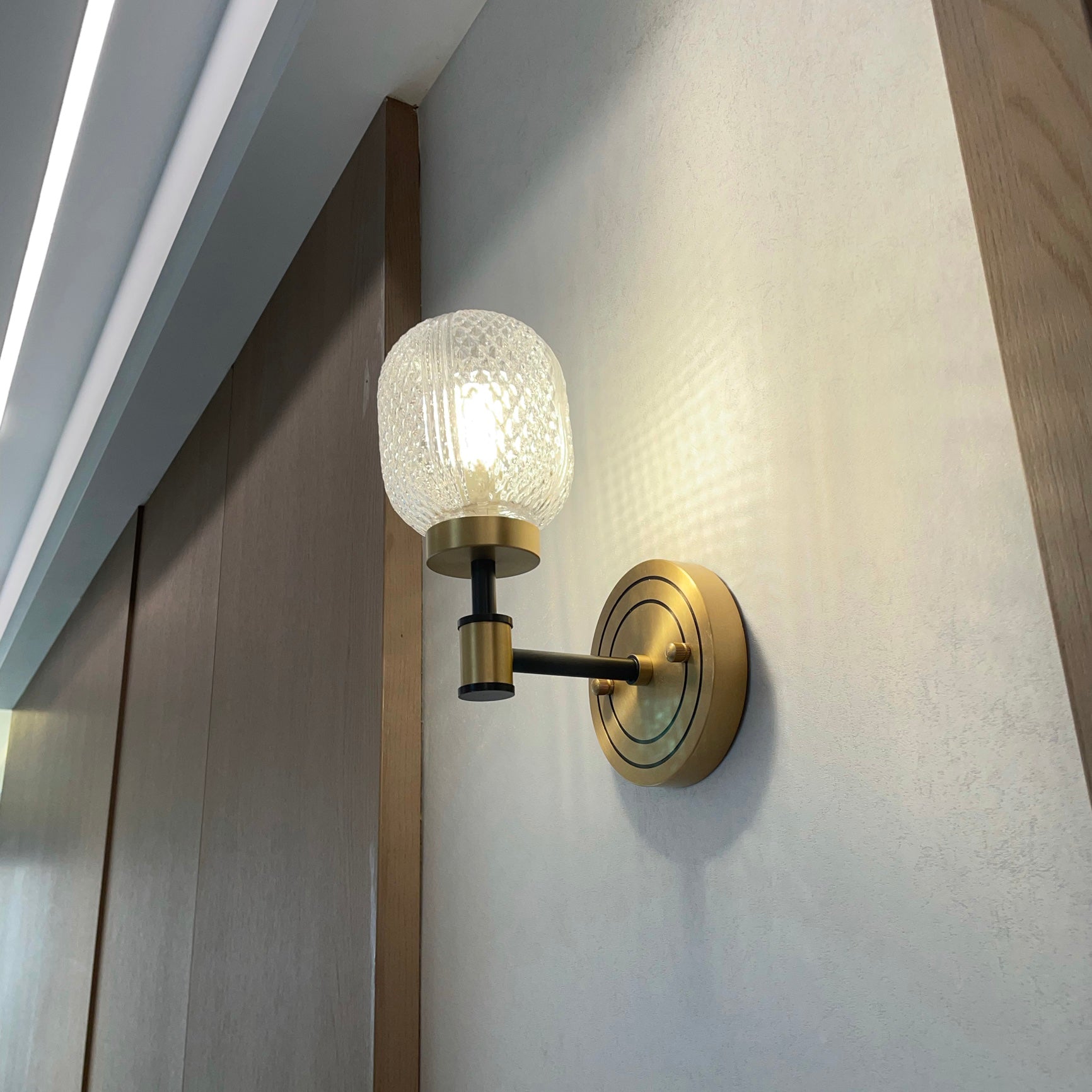 Modern Ari Wall Lamp - Sleek LED Sconce Lighting for Bedroom, Living Room & Hallway - Energy Efficient Indoor Wall Light Fixture