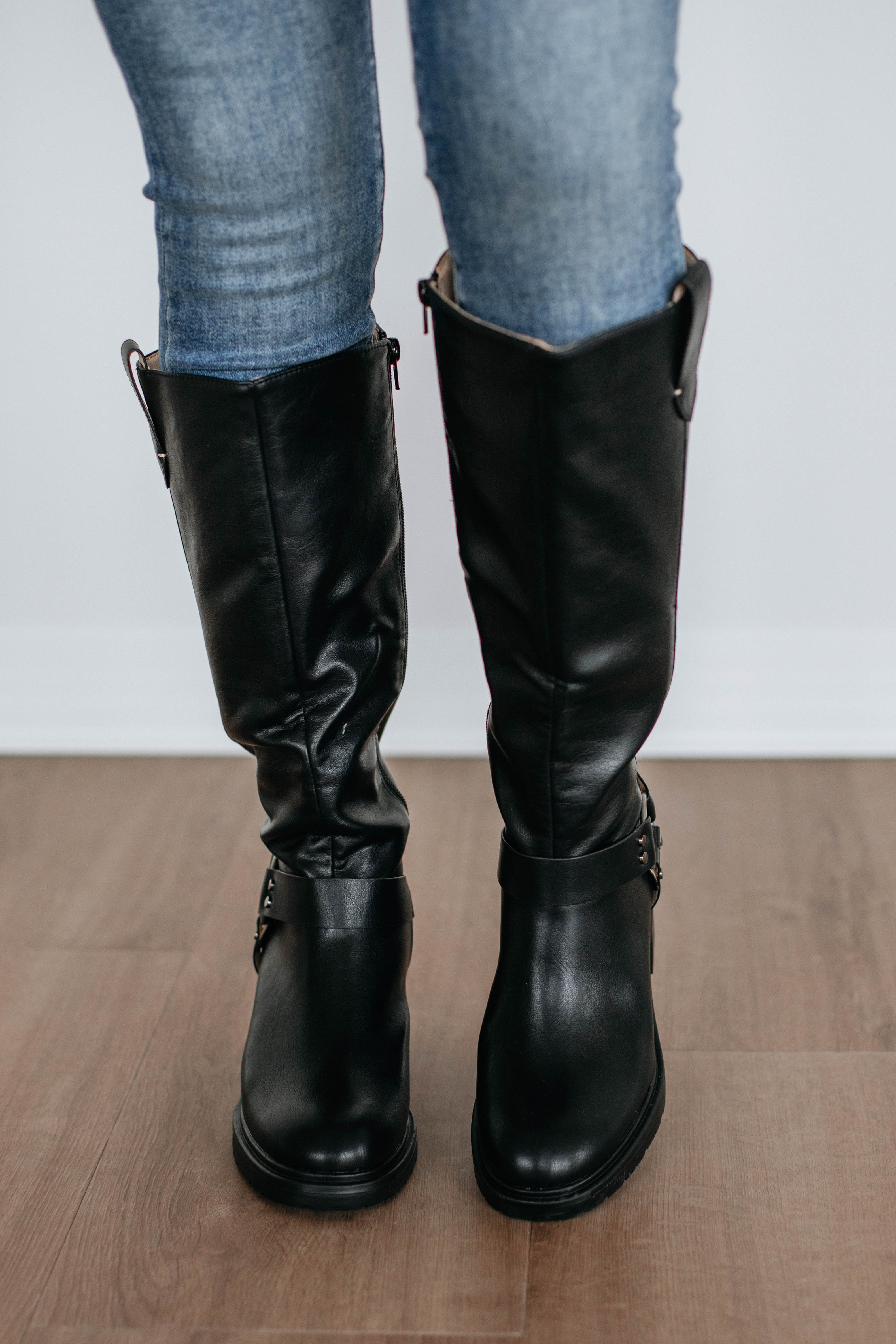 Stylish Black Boots for Women - Comfortable & Trendy Footwear for Fall & Winter - Perfect for Casual Outfits, Work & Outdoor Adventures