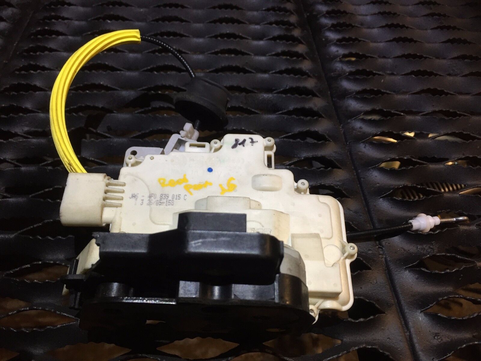 05-08 Audi A6 C6 Rear Right Passenger Door Lock Latch Actuator OEM Replacement Part - Perfect for Car Door Lock Repair & Maintenance