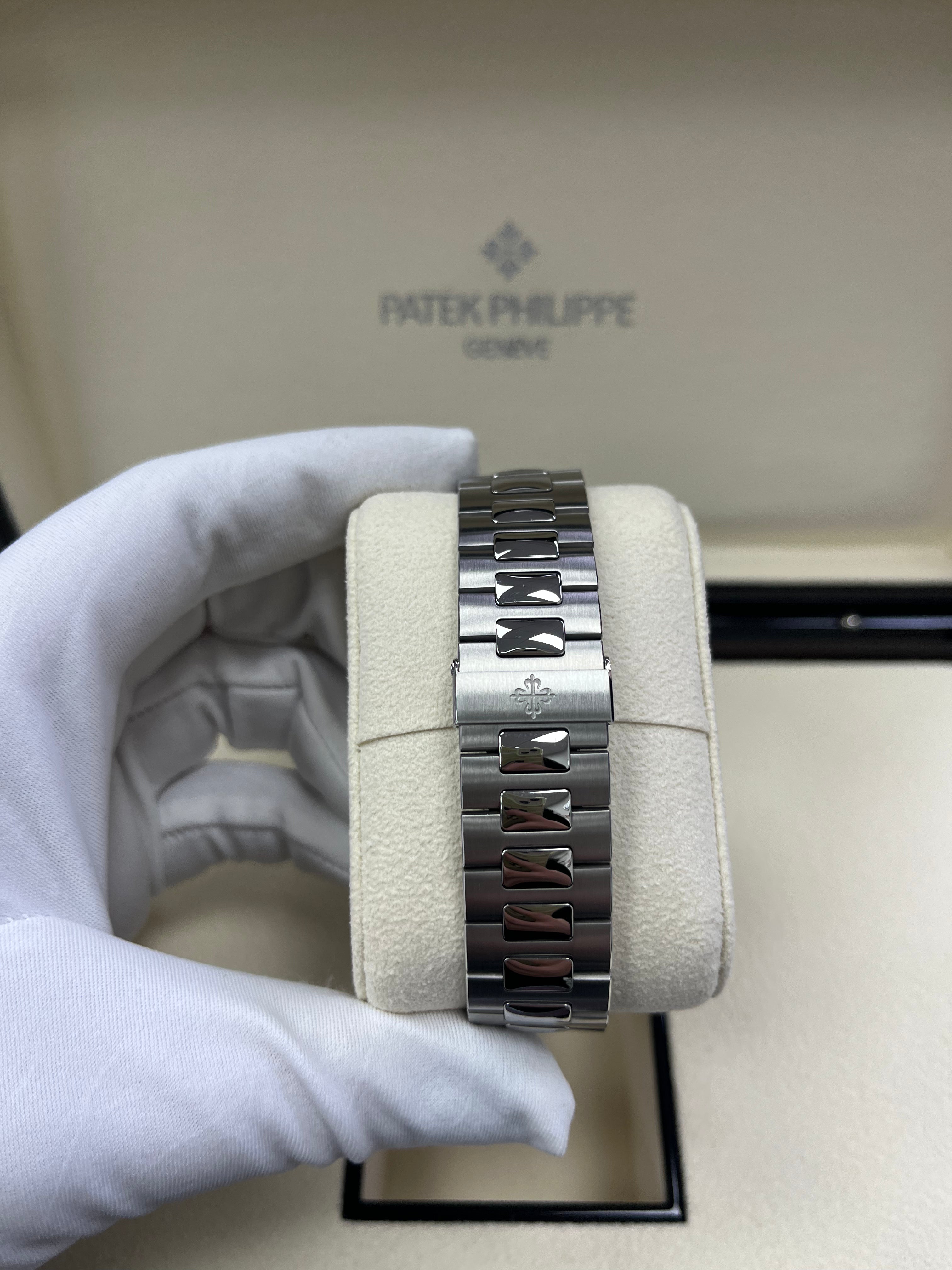 Patek Philippe Nautilus 5711/1300A-001 Luxury Watch with Green Dial - Perfect for Business Meetings & Formal Events