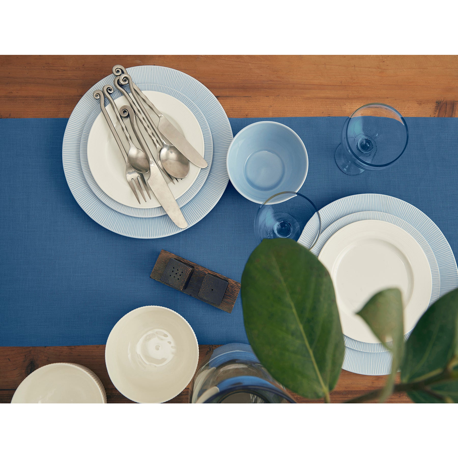 Elegant Fete Table Runner for Weddings, Parties & Events - Premium Decorative Dining Table Cover for Home & Restaurant Decor