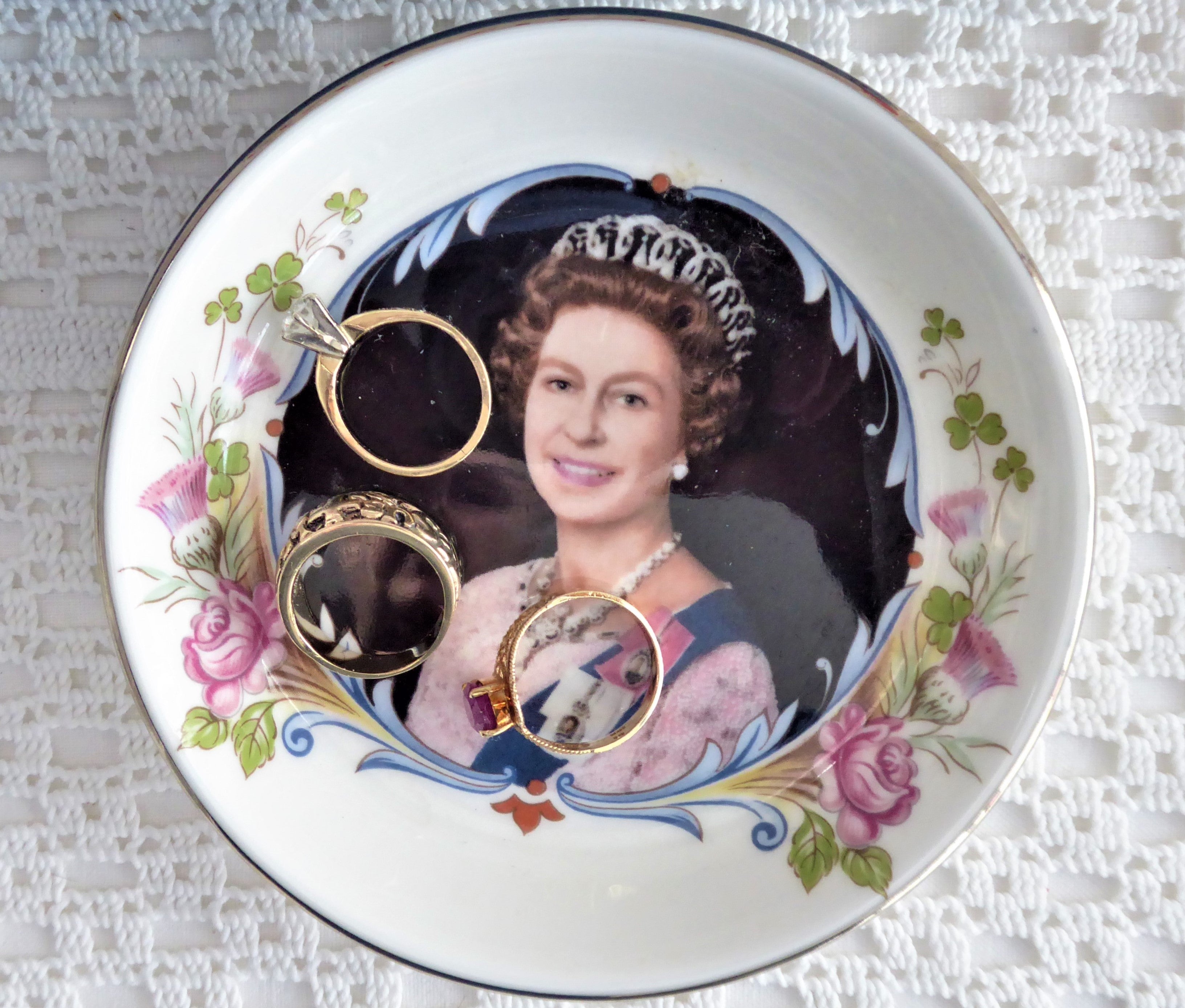 Queen Elizabeth II Silver Jubilee 1977 Commemorative Plate - Crown Staffordshire Collectible Dish - Royal Memorabilia for Home Decor & Gift Giving