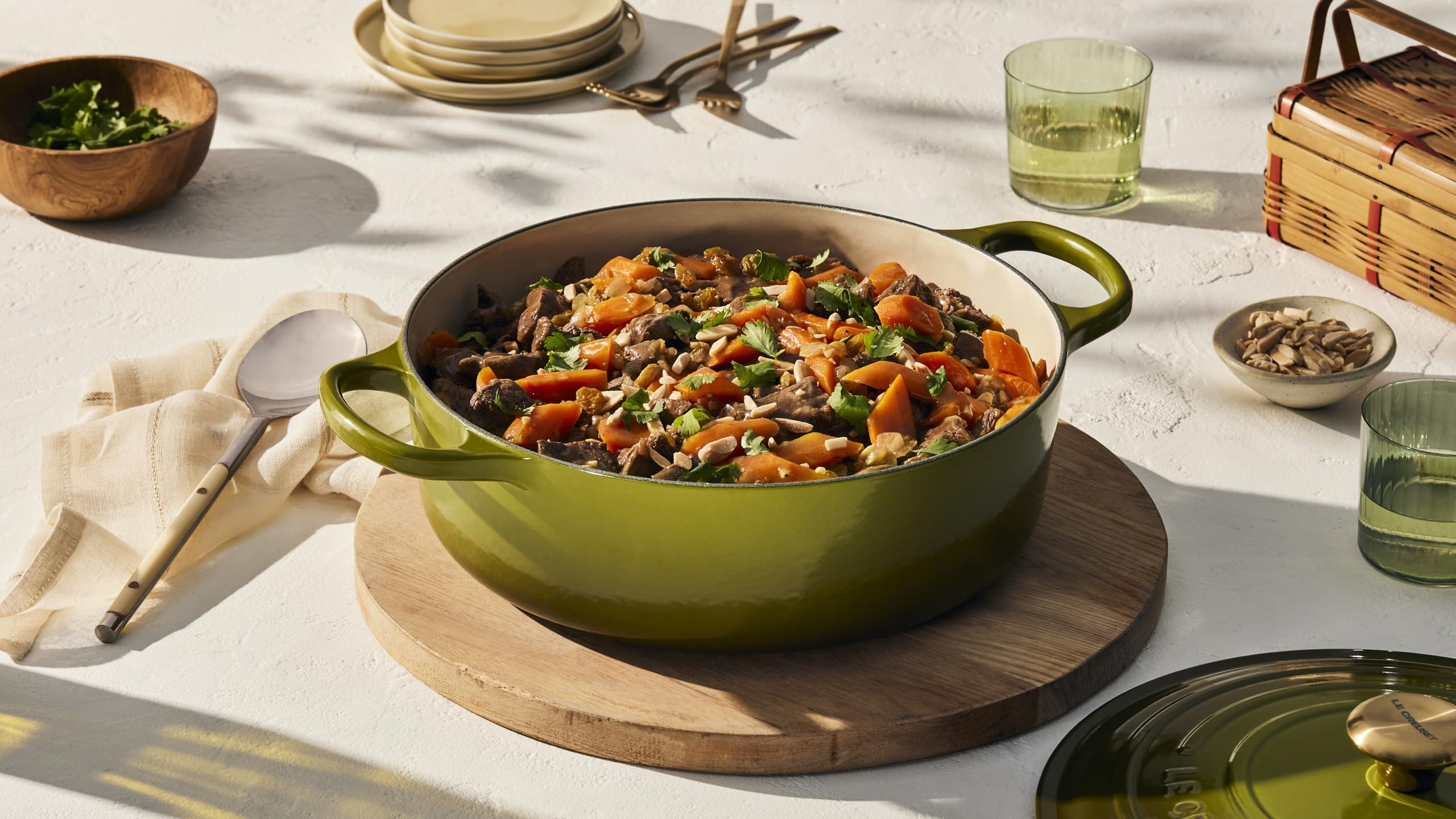 Le Creuset Signature Enameled Cast Iron Round Dutch Oven, 6.75 Quart (6.4L), Olive Green - Perfect for Braising, Roasting, Baking & Slow Cooking Soups, Stews & Bread