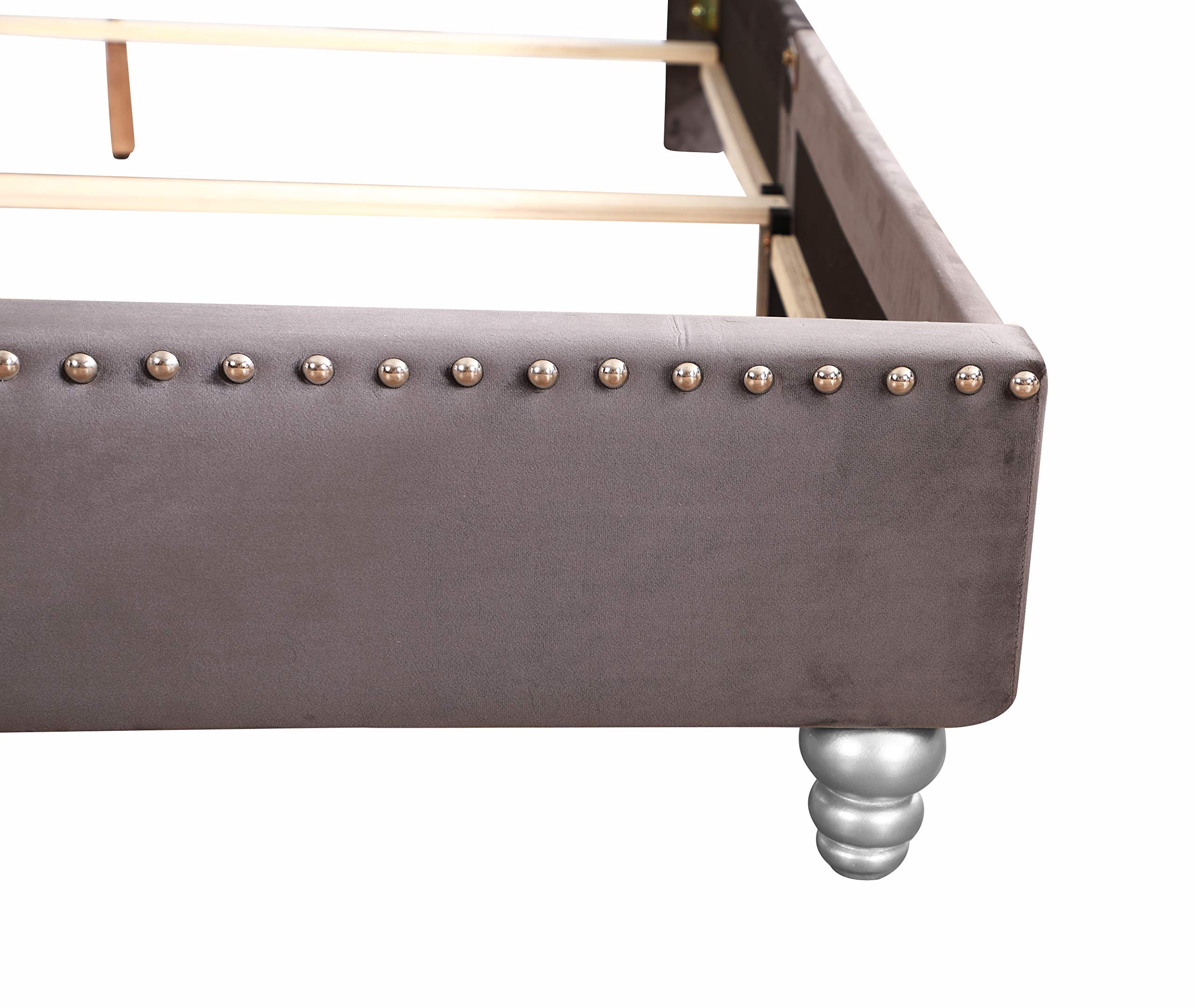 Glory Furniture Tufted Upholstered Full Size Bed in Gray - Luxurious Bedroom Furniture for Master Bedroom or Guest Room