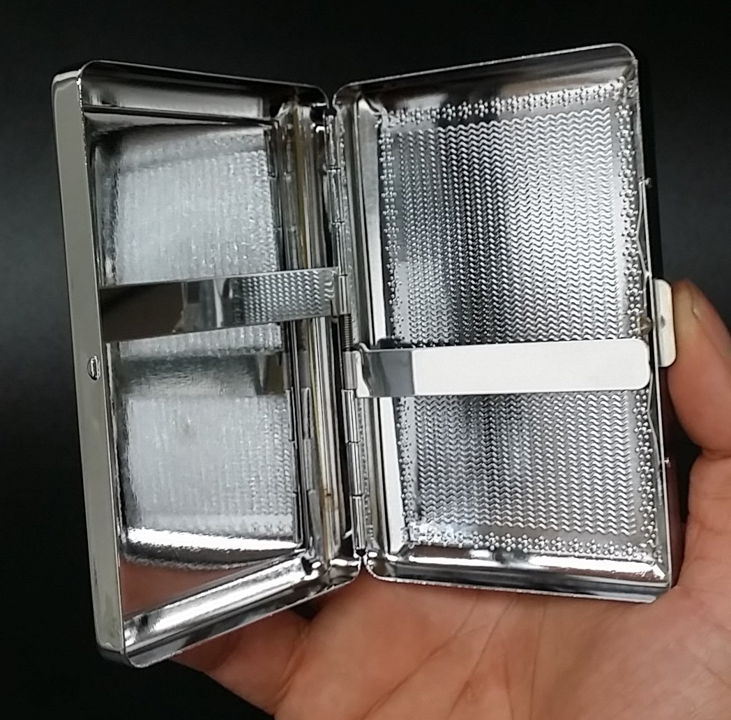 Stylish Flip Top Oil Cigarette Lighter for Women - Elegant Lip Design - Perfect for Smoking, Candles & Outdoor Use