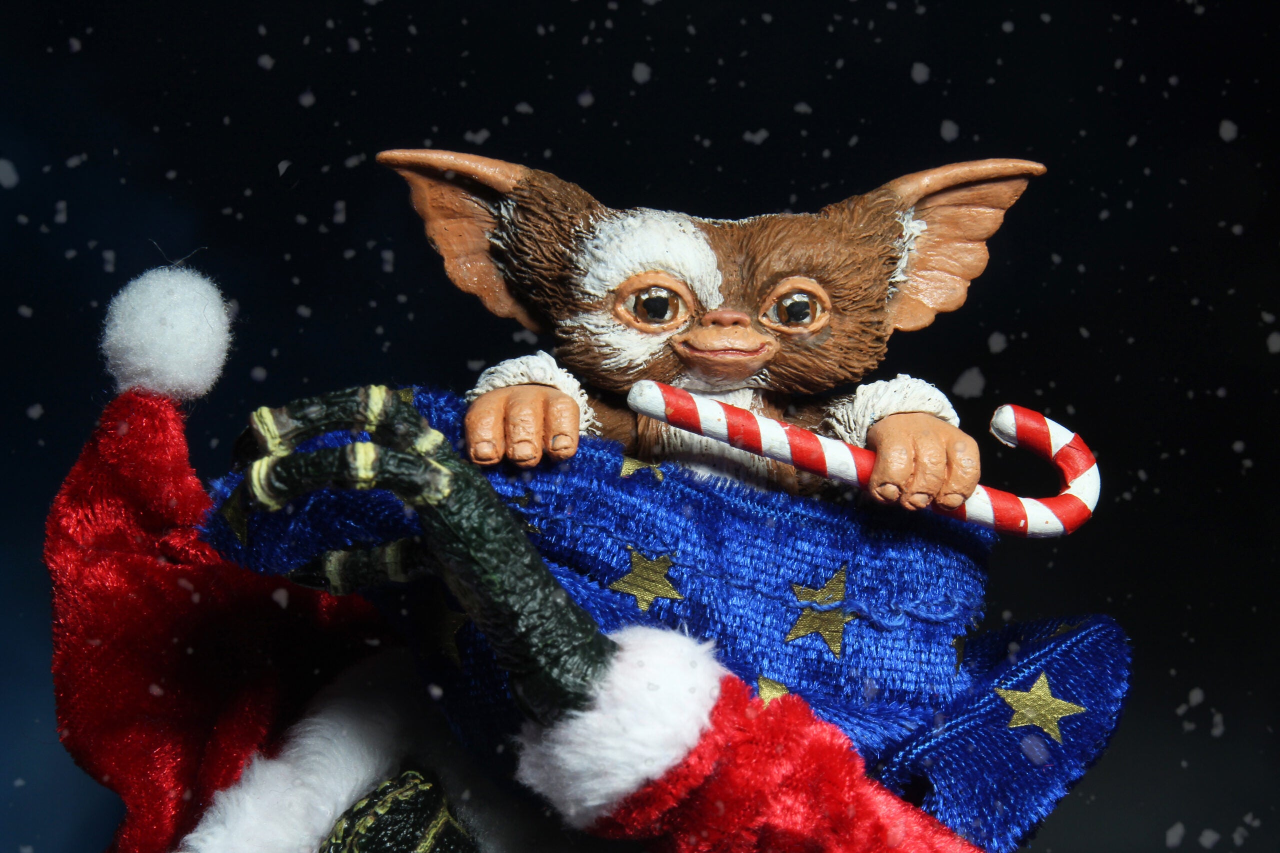 NECA Gremlins Ultimate Santa Stripe & Gizmo Action Figures – Collectible Christmas Movie Toys for Holiday Decor & Gift Giving