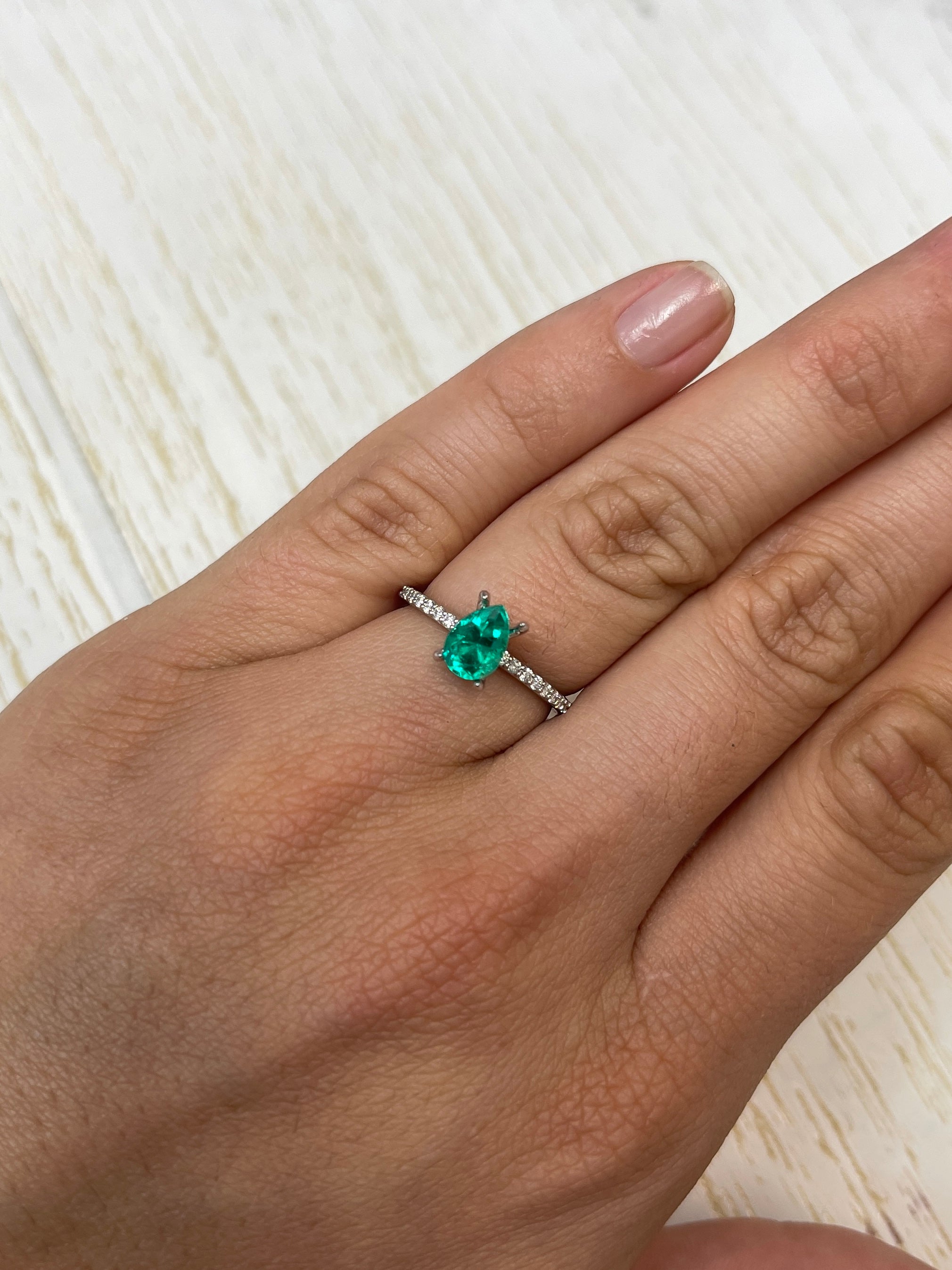 1.0 Carat 8x5.5mm AAA+ Natural Loose Colombian Emerald Pear Cut Gemstone for Jewelry Making, Engagement Rings & Fine Collections