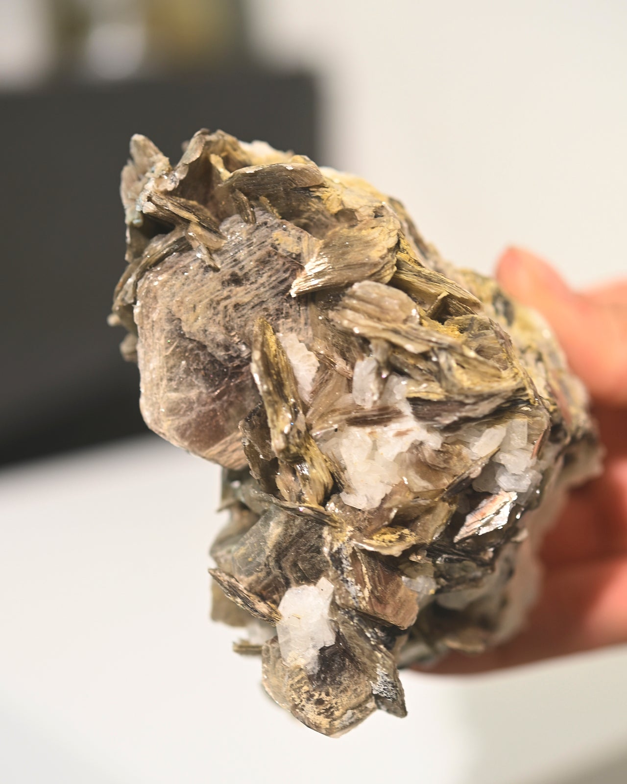 Natural Muscovite Mica Cluster - Raw Healing Crystal for Meditation, Reiki & Energy Work - Perfect for Home Decor, Spiritual Gifts & Crystal Collections
