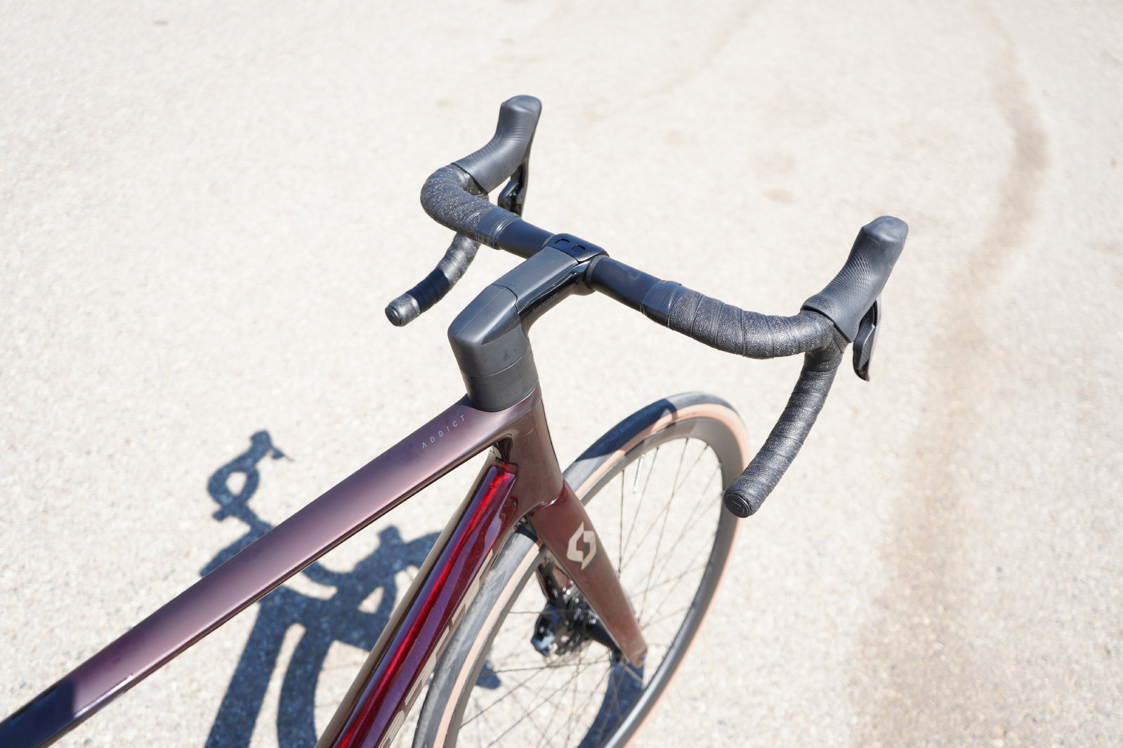 Scott Addict RC 10 Road Bike - Lightweight Carbon Fiber Racing Bicycle for Men & Women | Perfect for Competitive Cycling, Triathlons & Endurance Rides