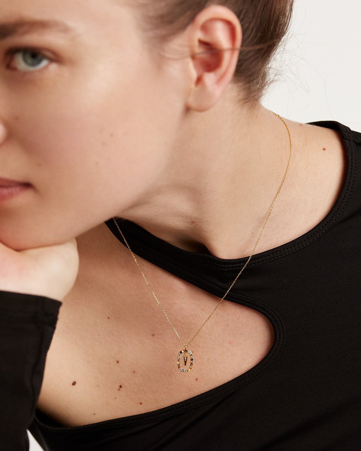 Elegant Letter V Necklace for Women - Personalized Initial Pendant Jewelry Gift for Her - Perfect for Birthdays, Anniversaries & Everyday Wear