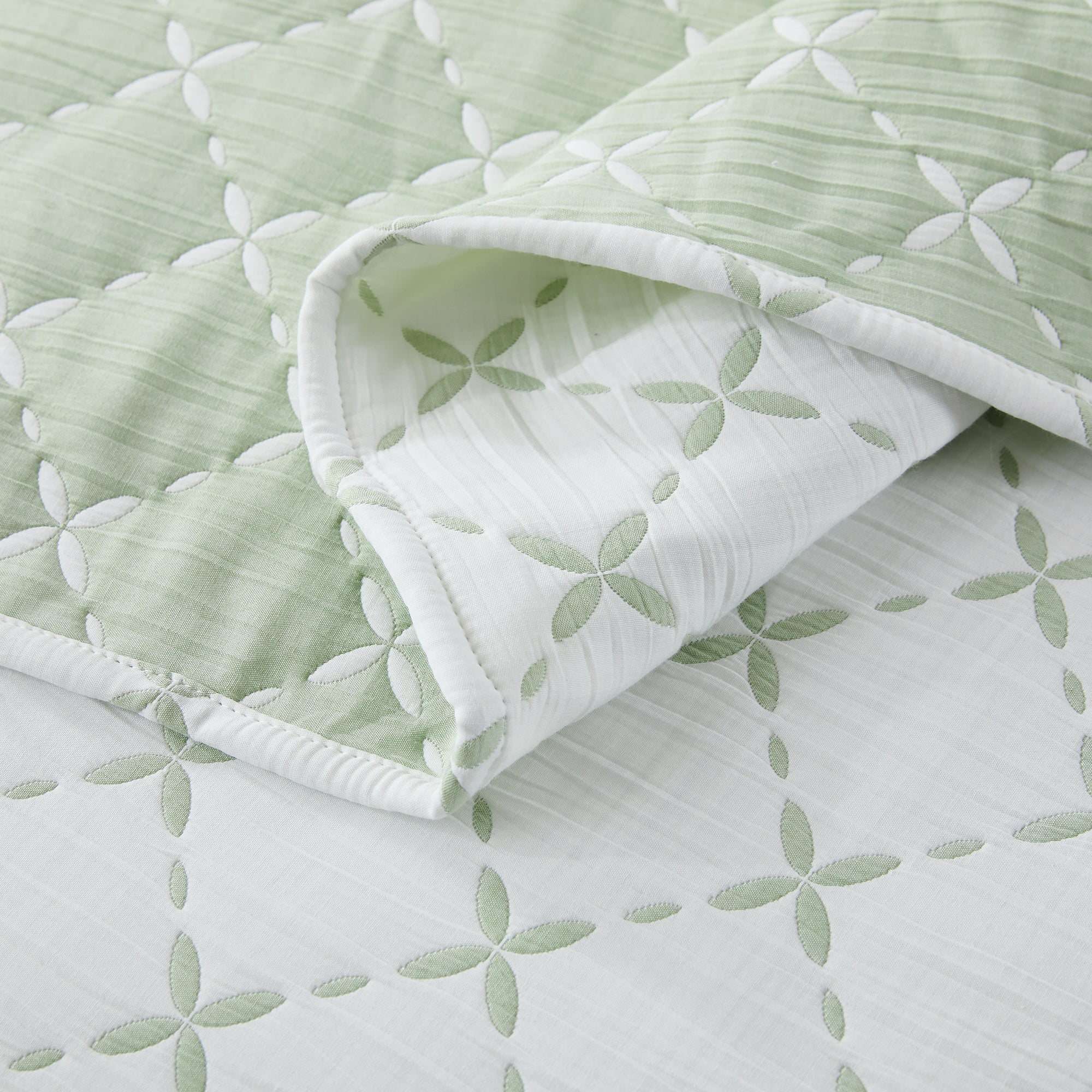 Luxury Diamond Leaf Jacquard Reversible Matelasse Coverlet Set - Queen Size Bedspread for Master Bedroom & Guest Room Decor