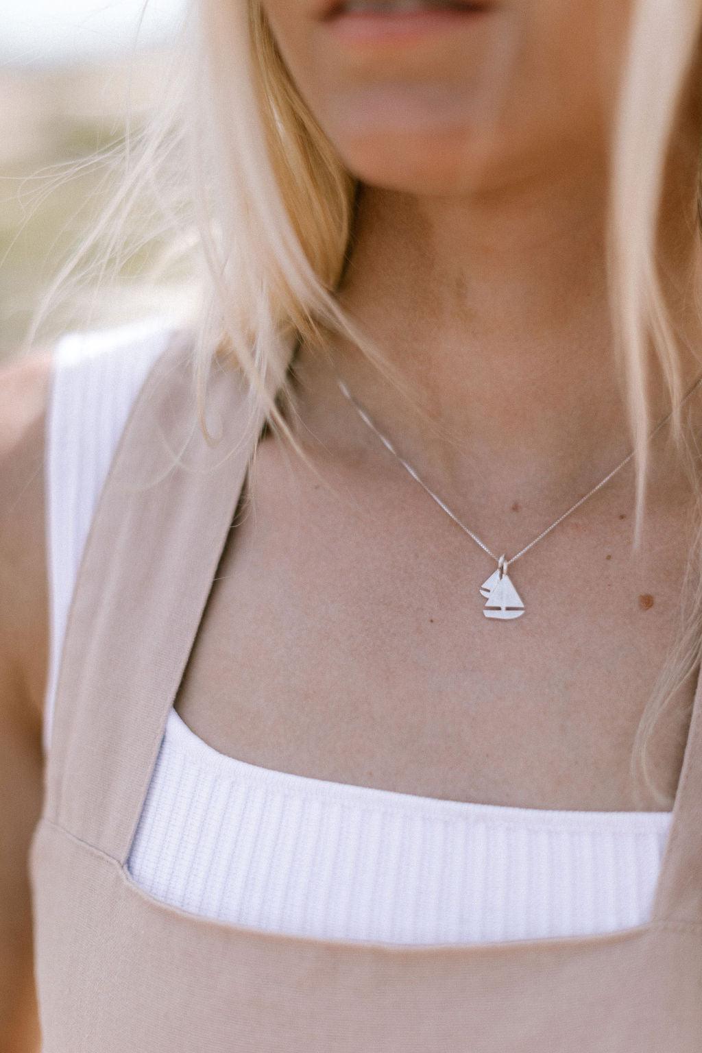 Stylish Sailboat Pendant Necklace for Women - Perfect for Beach Vacations, Nautical Gifts & Everyday Wear