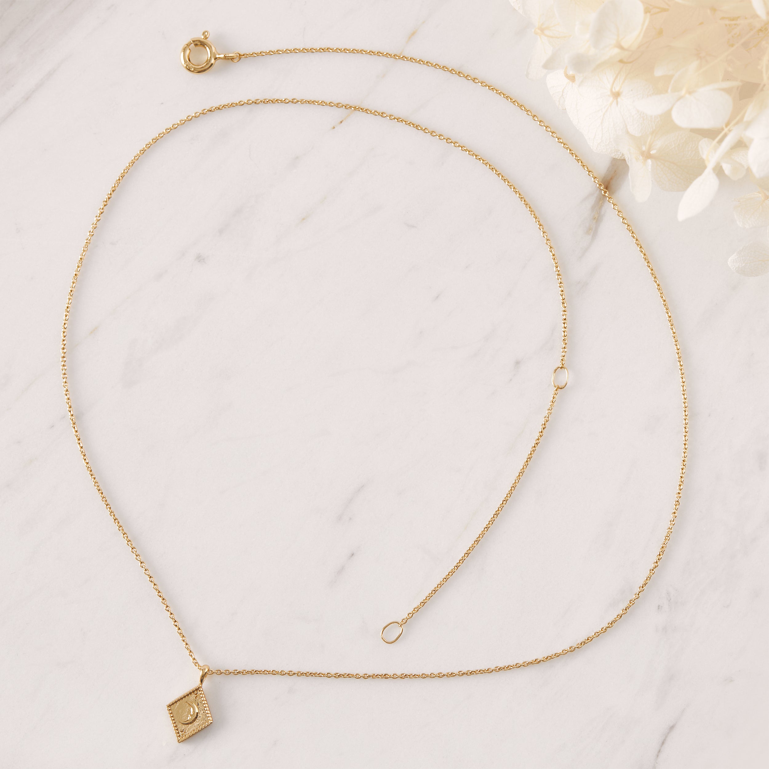 Solunar Necklace Gold - Elegant Celestial Jewelry for Women, Perfect for Everyday Wear & Special Occasions