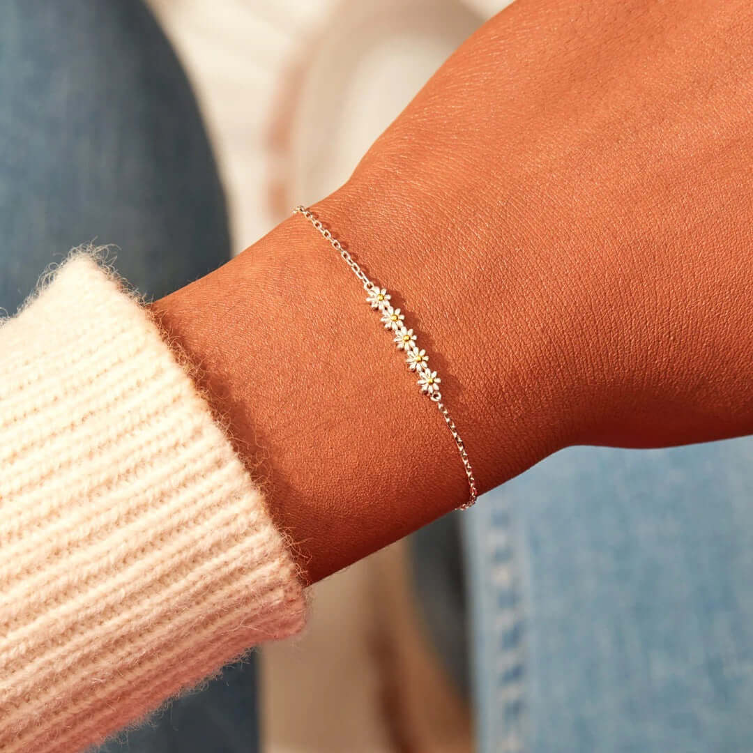 White Daisy Flower Adjustable Bracelet for Women - Elegant Floral Beaded Stretchable Wristband - Perfect for Spring, Summer, Boho Fashion & Everyday Wear