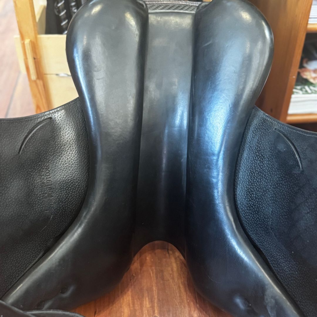 Equipe Glamour Dressage Consignment Saddle - Size 17 | Premium Used Equestrian Saddle for Dressage Training & Competition | Perfect for Adult Riders & Professional Dressage Shows