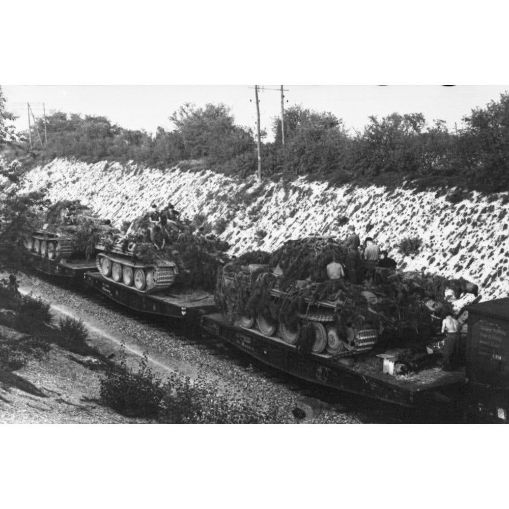 AK Interactive 35501 1/35 Scale Railway Schwerer Plattformwagen Tyme SSYS Model Kit - Perfect for WWII Military Dioramas and Train Enthusiasts