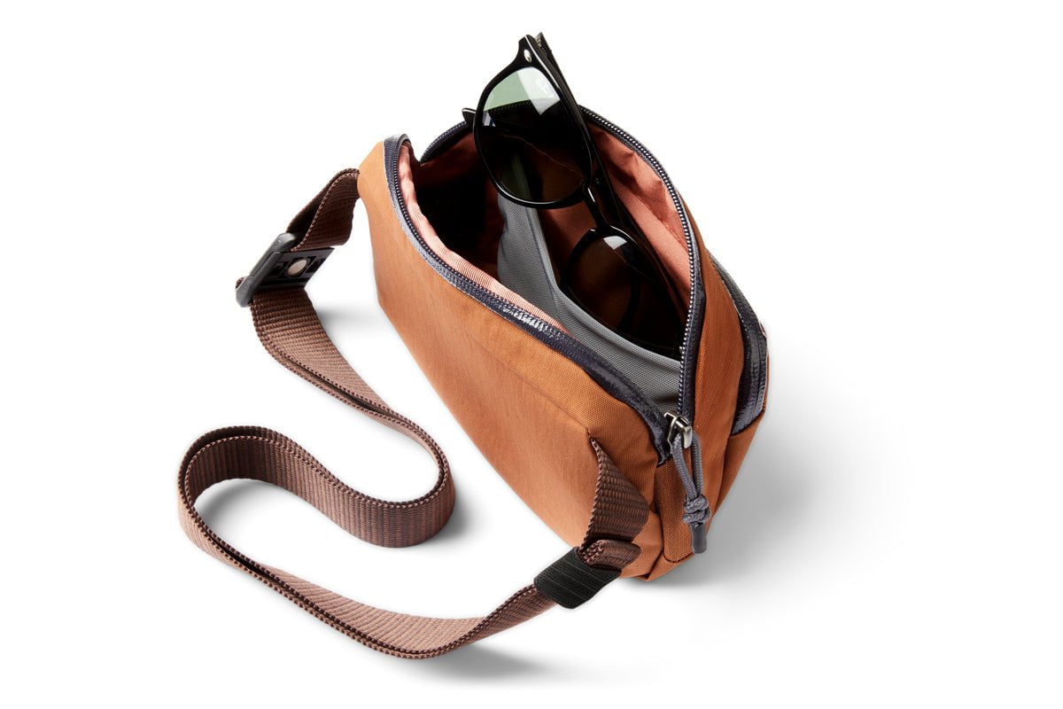 Bellroy Venture Hip Pack 1.5L - Water-Resistant Waist Bag for Travel, Hiking & Everyday Use - Compact Crossbody Fanny Pack with Adjustable Strap (Black)